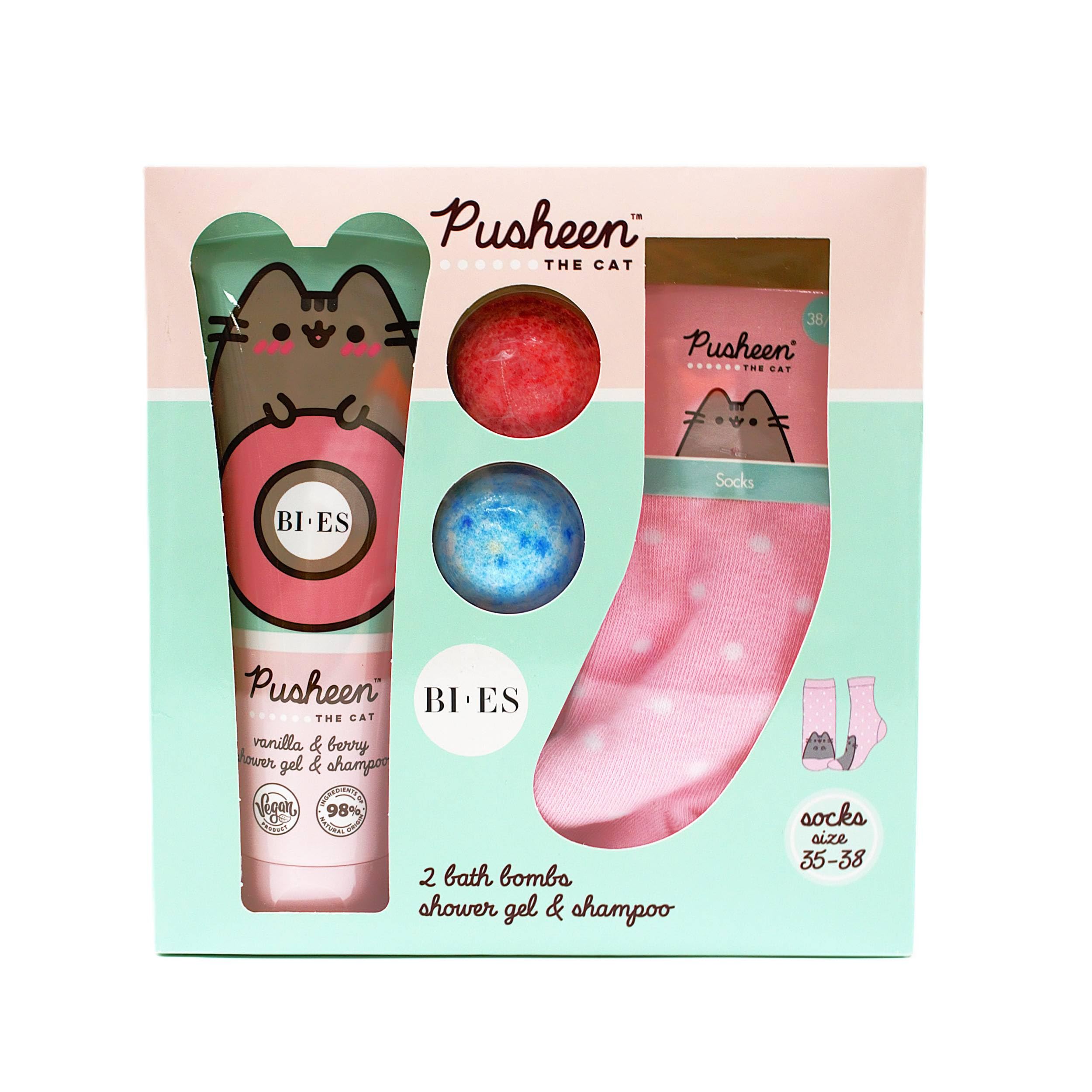 Pusheen The Cat Bath Time Gift Set for Kids – 2-in-1 Shower Gel & Shampoo with Vanilla & Berry (240ml), 2 Bath Bombs (55g Each) & Pink Pusheen Socks – 98% Natural, Vegan & Safe for Kids Aged 3+