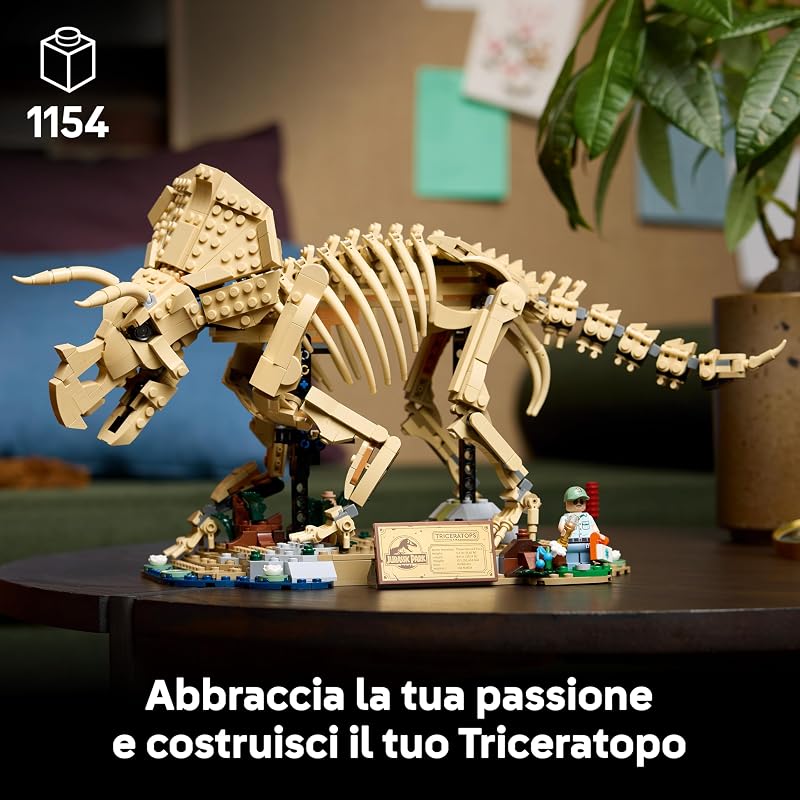 Jurassic World Fossili di Dinosauro: Triceratopo - Kit Modellismo per Adulti con Minifigure del Dr. Gerry Harding - Decorazione per Scrivania o Scaffale - Regalo per Fan di Jurassic Park - 77985