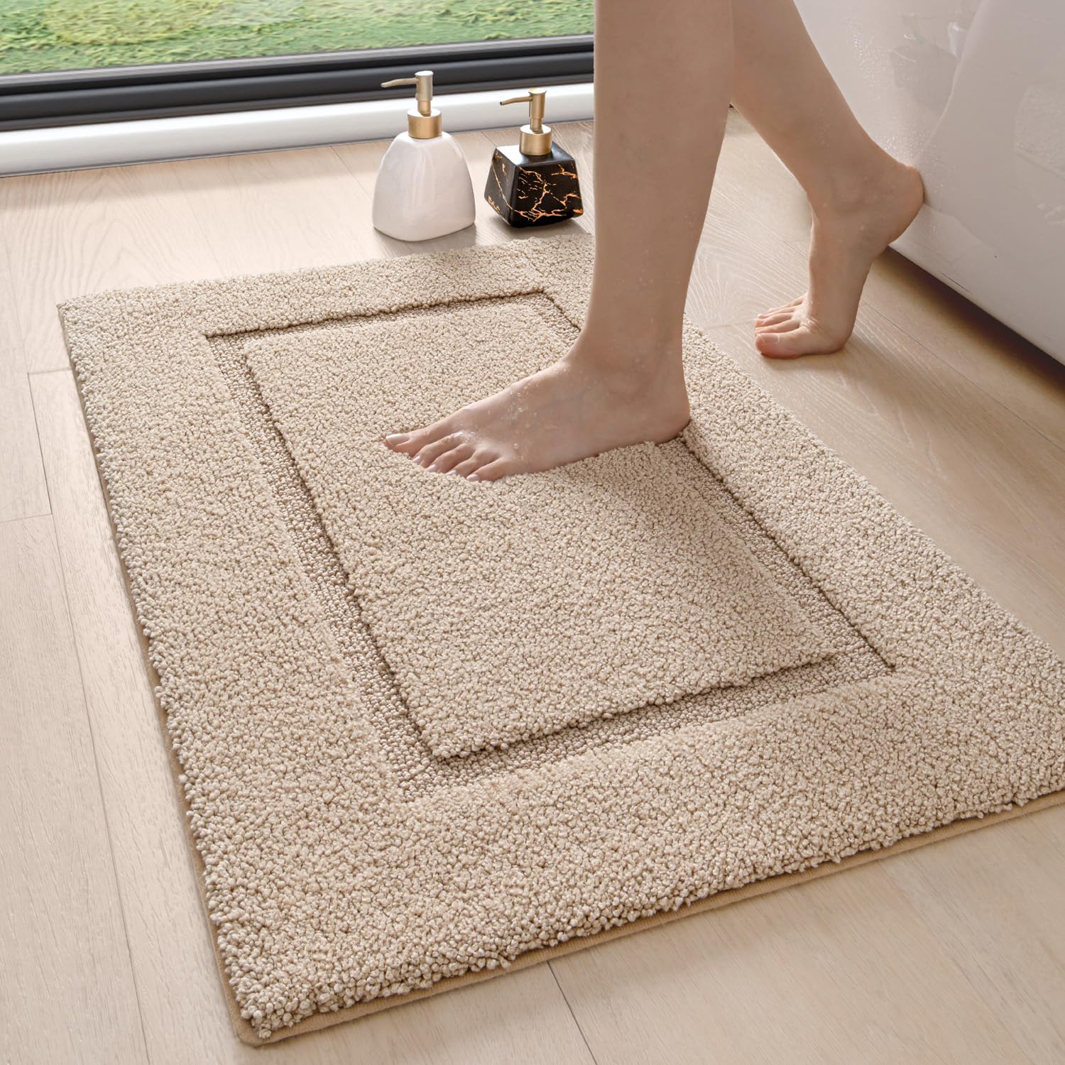 DEXI Bath Mat 40 x 60 cm, Absorbent Bathroom Mats with Non Slip Backing, Machine Washable Rug for Shower Floor, Beige