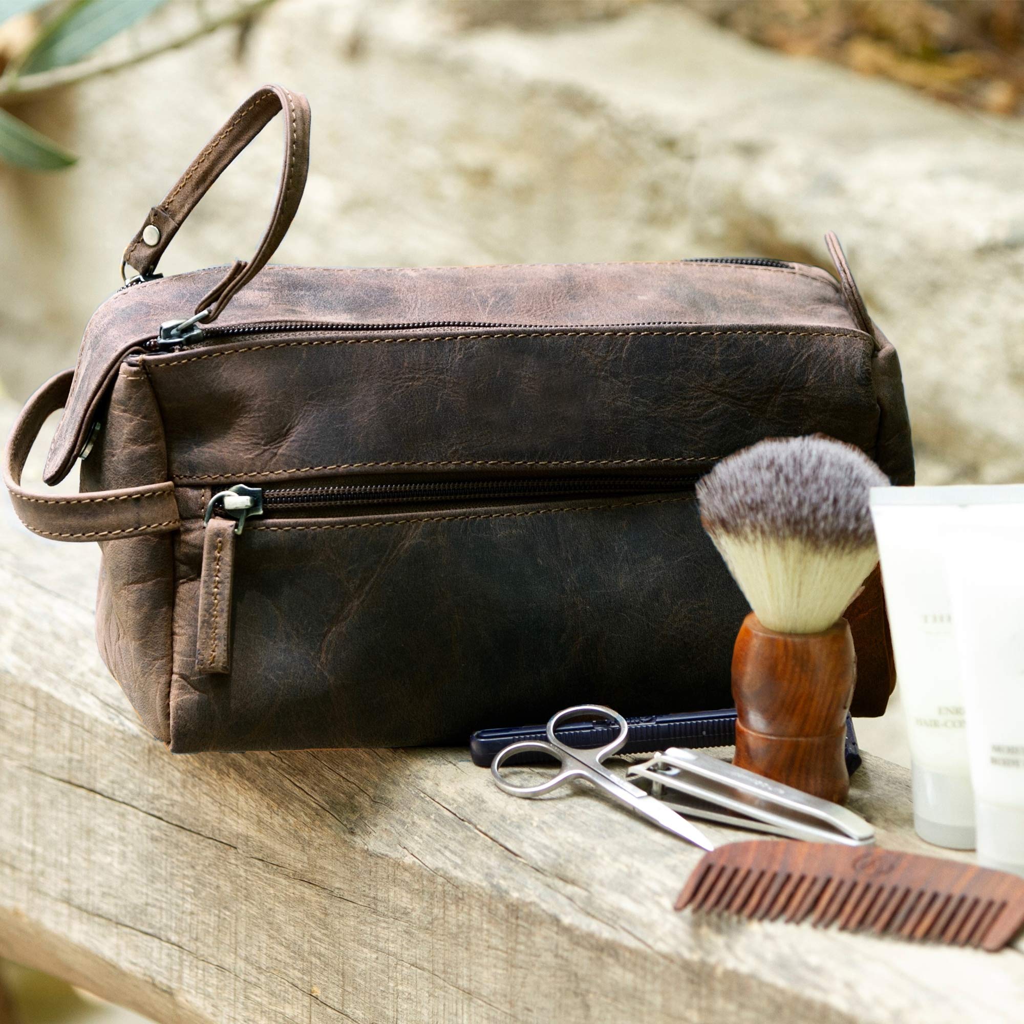 RUSTIC TOWN Buffalo Leather Toiletry Bag : Vintage Travel Shaving & Ditty Kit : for Toiletries, Cosmetics & More : Spacious Interior & Waterproof Lining : Compact, Fits Easily in Luggage