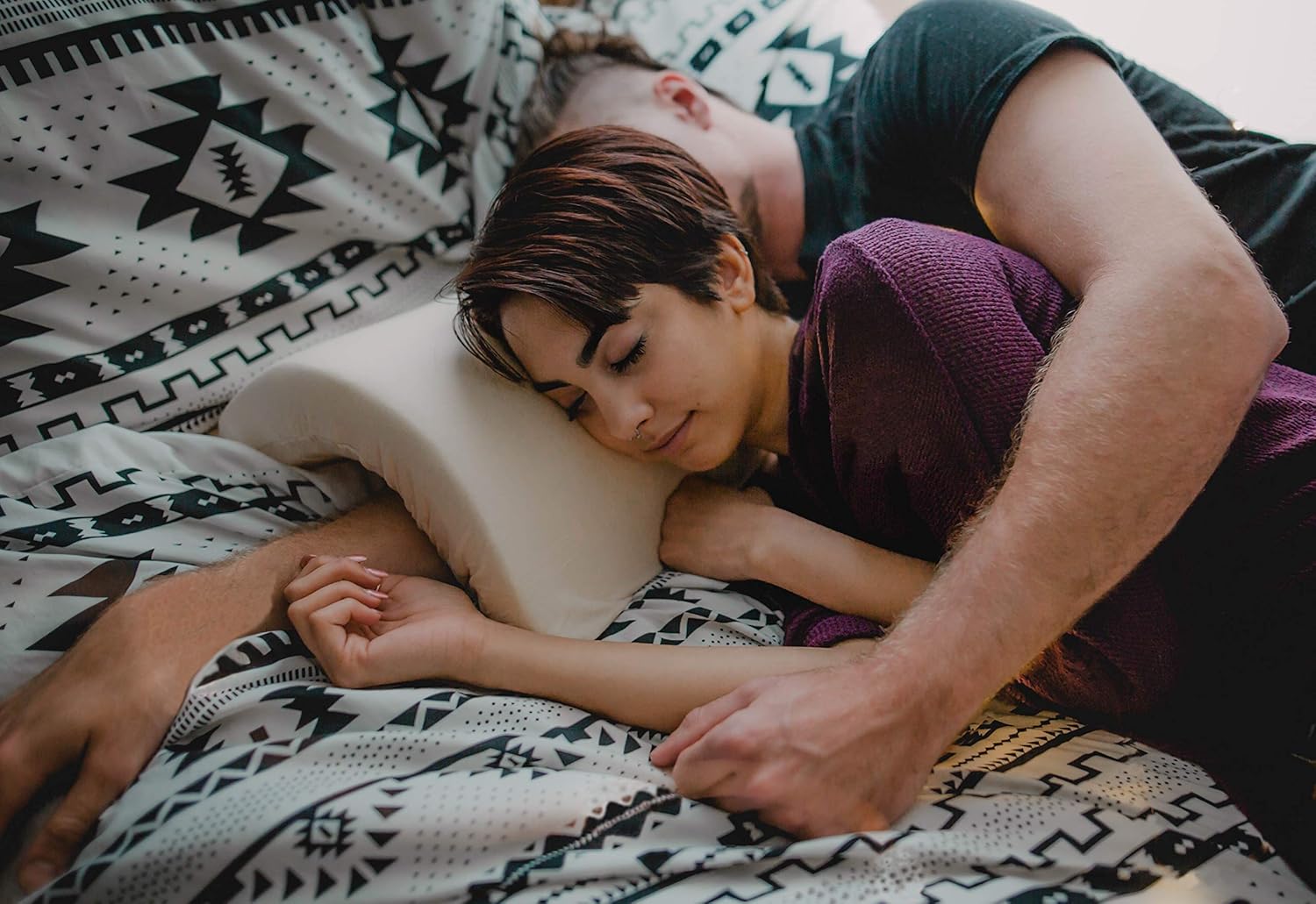 Amazon Com Coodle Pillow Couples Foam Cuddling Pillow Tunnel Shaped Design For Arm And Neck Support When Spooning Great For Travel Reading And Napping Kitchen Dining