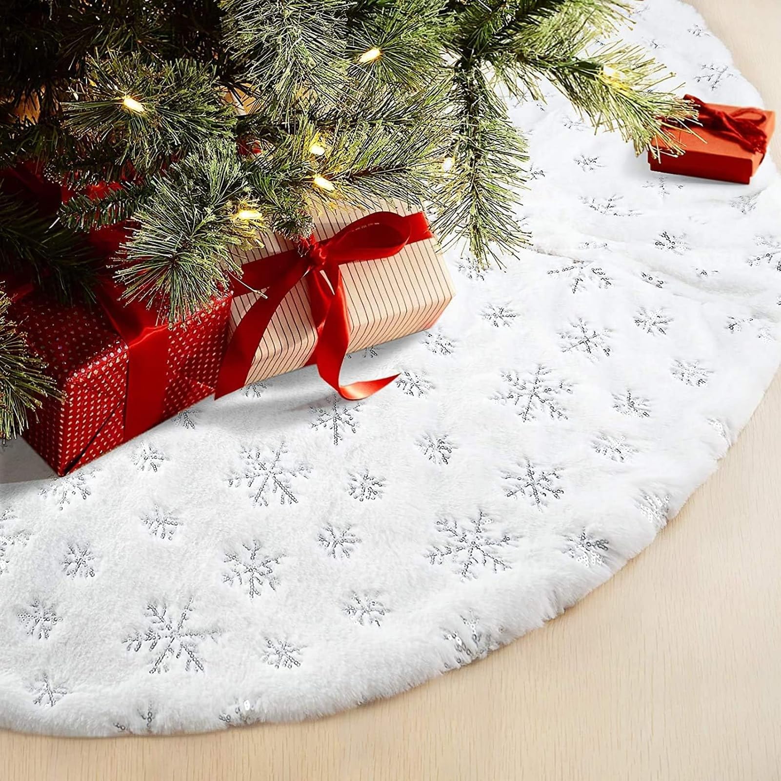 Drezesov 48inch/122CM Christmas Tree Skirt Tree Blanket, Soft Christmas Tree Blanket with Silver Snowflake White Faux Fur Carpet for Christmas Holidays Decoration
