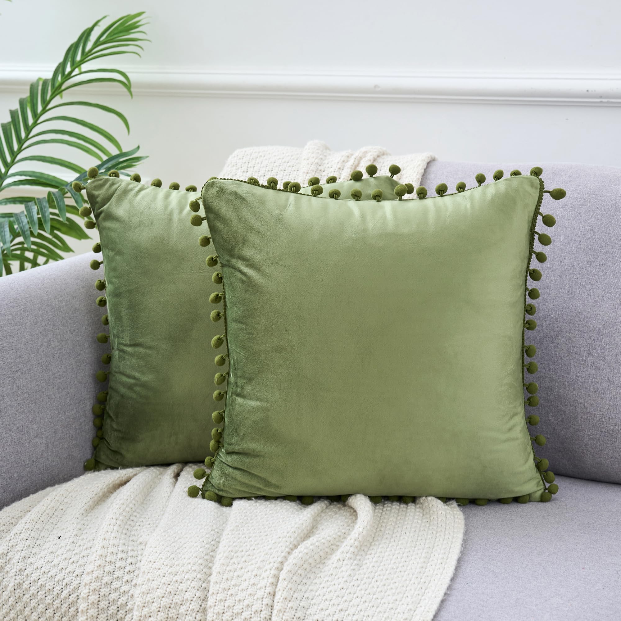 Uxcell Pack of 2 Velvet Throw Pillow Covers with Pompoms Decorative Pillow Cases Fringe Cushion Covers Velvet Square Sham for Farmhouse Bedroom Living Room Green 45 x 45 cm