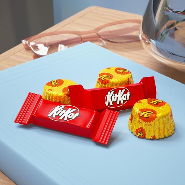 KIT KAT AND REESE’S MINIATURES ASSORTED MILK CHOCOLATE CANDY PARTY PACK, 30.04 OZ