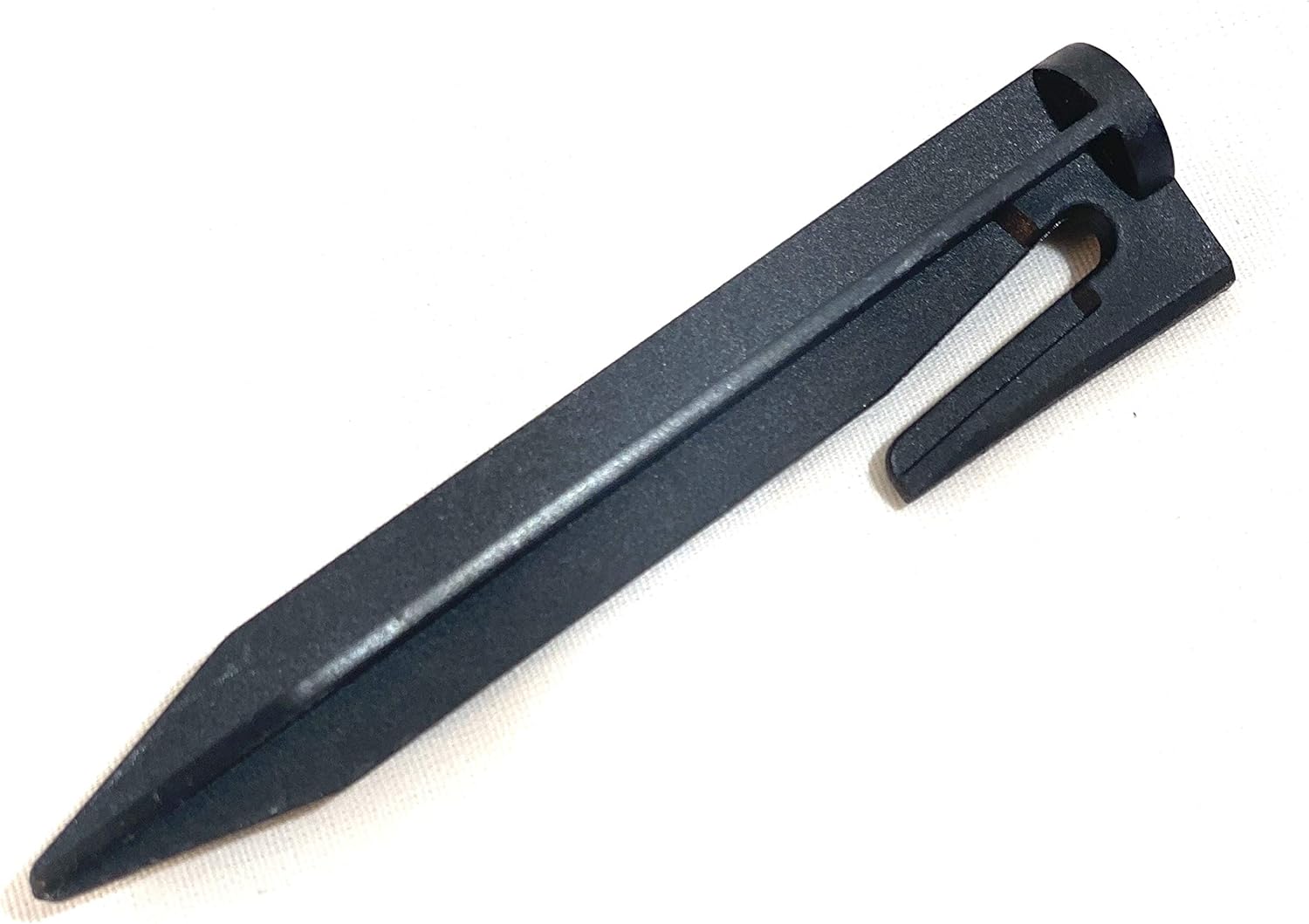 EMBerg (100 Count) Plastic Pegs Lawn Stake Kit for