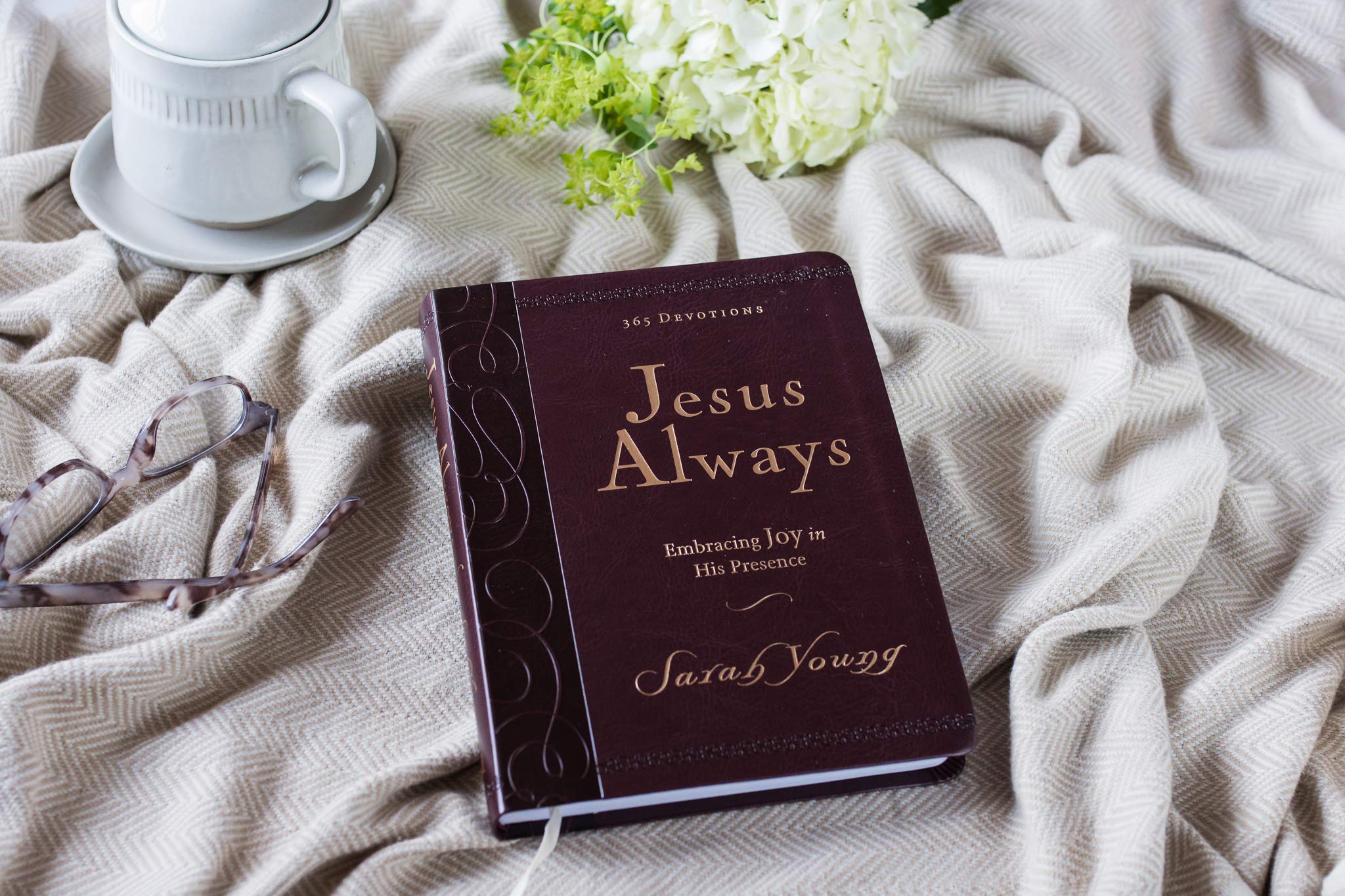 Jesus Always, Large Text Leathersoft, with Full Scriptures: Embracing Joy in His Presence (A 365-Day Devotional) Jesus Always, Large Text Leathersoft, with Full Scriptures: Embracing Joy in His Presence (A 365-Day Devotional) Imitation Leather