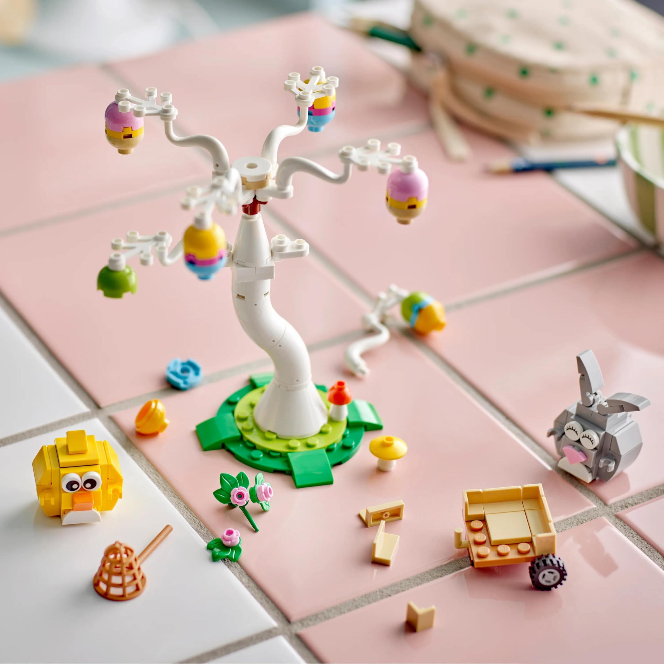 LEGO Osterhase und Ostereiersuche - Kinderspielzeug mit Hasen & Vogel Tierfiguren - Mit Baum & Wagen - Kreatives Konstruktionsspielzeug - Geschenk für Mädchen & Jungen ab 8 Jahren - 40808 2