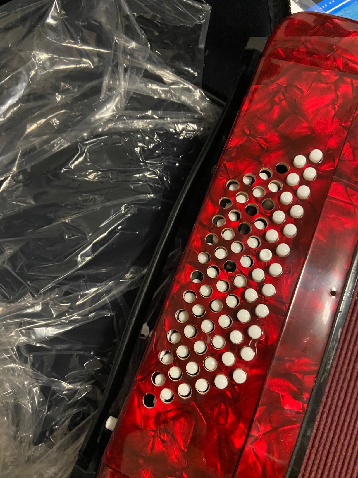 58/mo Finance Hohner Accordion 1305RED 97 Key 72 Bass Style