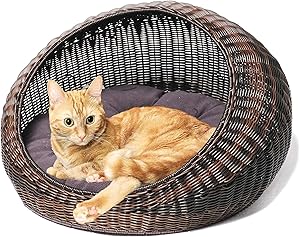 D+GARDEN Wicker Cat Bed for Indoor Cats - a Covered Modern Cat Hideaway Hut of Rattan Houses Pets in Dome Basket, Washable