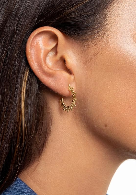 Singularu - brincos pebbles sun - brincos em latão com acabamento banhado a ouro 18 kt. - brincos de argola com fecho traseiro de parafuso - joias femininas