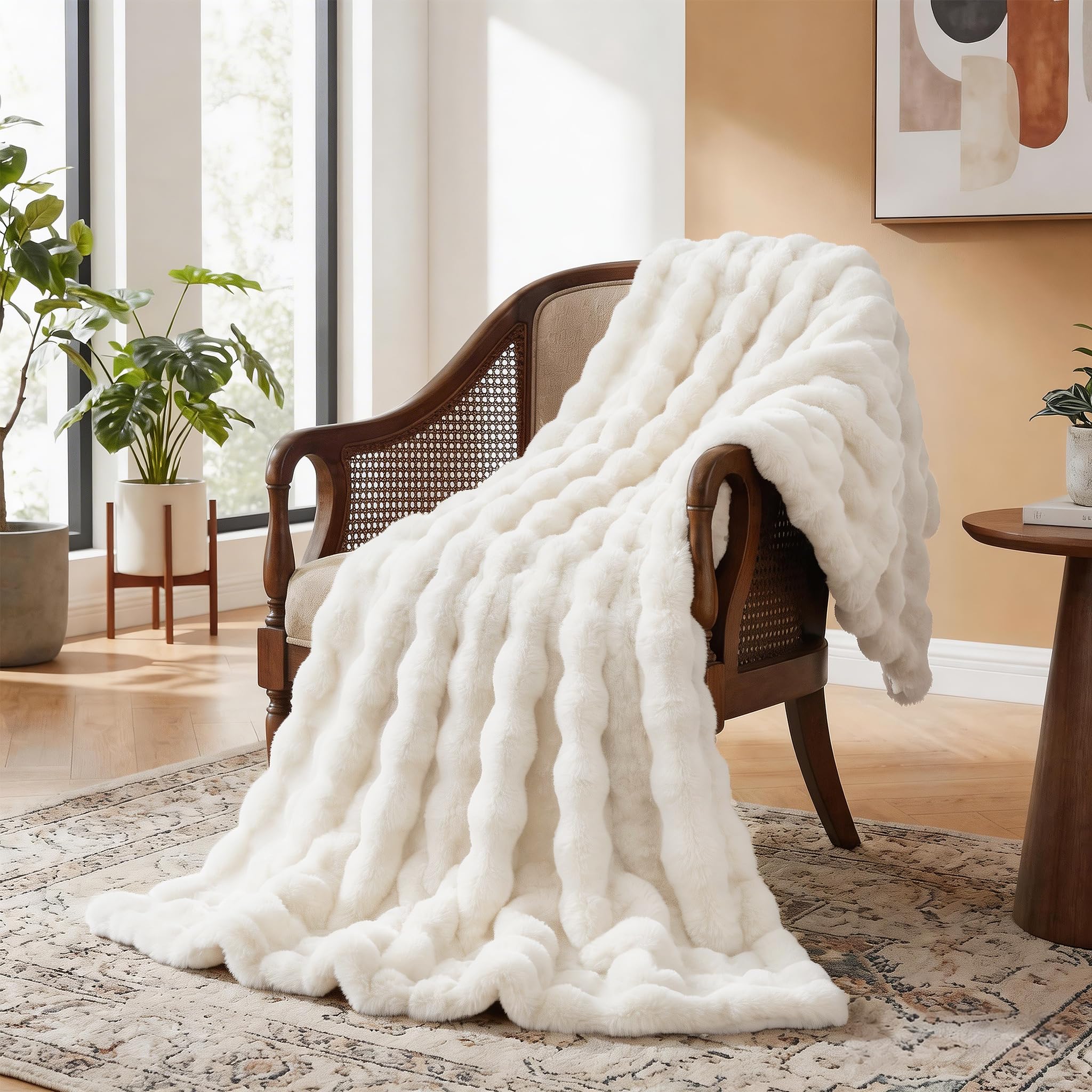 ORINOVA Flauschige Decke Beige 130x150 cm Kunstfell Kuscheldecke Flauschig Felldecke Warm Decken Plüschdecke Sofadecke Kuschelig Wohndecke Bett Fleecedecke 2
