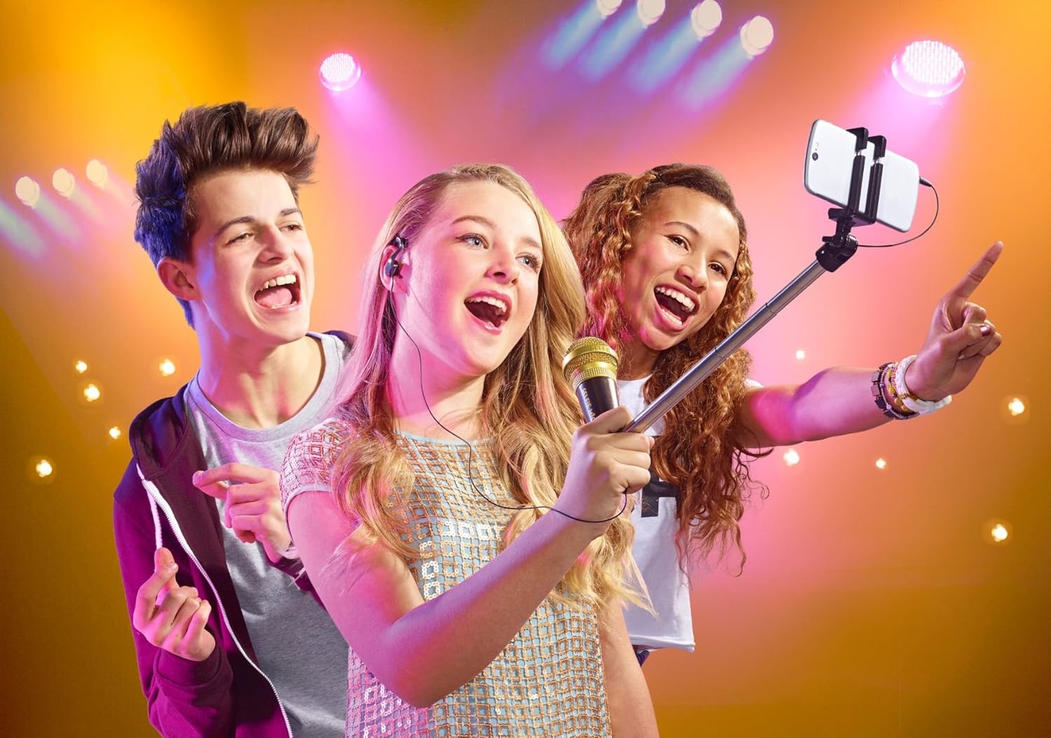 веселые люди вечеринка. девушка поет. счастье петь вместе. человек поет. люди поют вместе.
