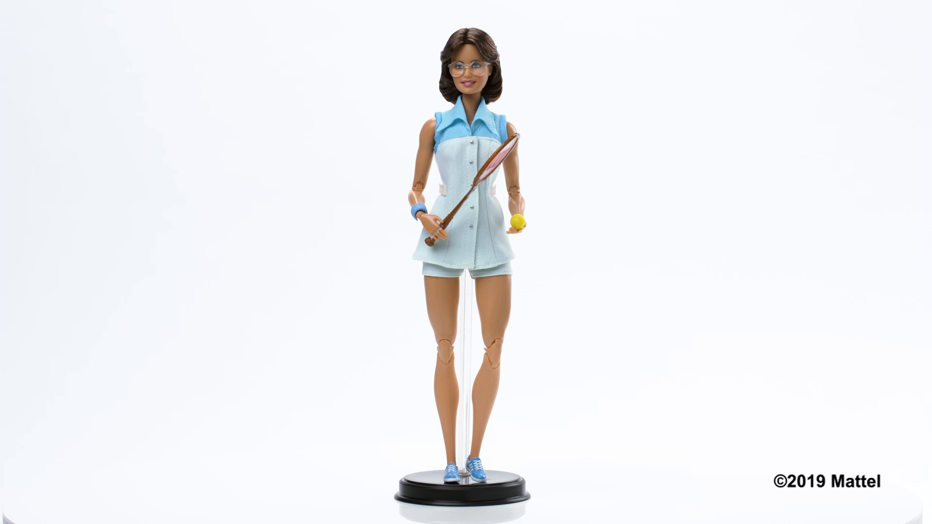 Barbie GHT85 - Sammelpuppe Billie Jean King aus der Inspiring Women-Serie, ca. 30cm, mit Tenniskleid und Accessoires, inklusive Puppenständer und Echtheitszertifikat – Bild 8