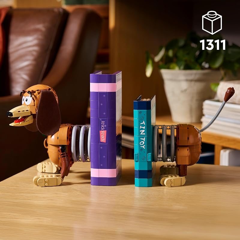ǀ Disney et Pixar Serre-Livres Zigzag de Toy Story - Set de Construction pour Adulte - Décoration Book Nook pour Étagère - Minifigurine de Woody & Figurine du Chien - Cadeau pour Fans 43301