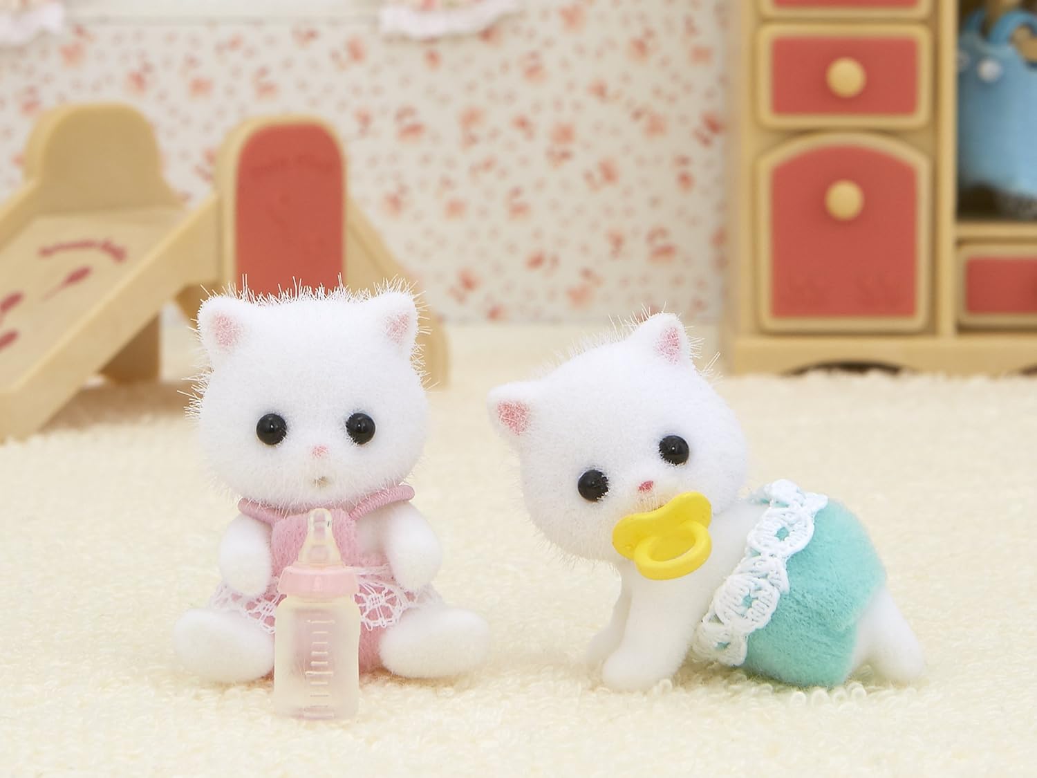 Amazon シルバニアファミリー 人形 ペルシャネコのふたごちゃん ぬいぐるみ おもちゃ