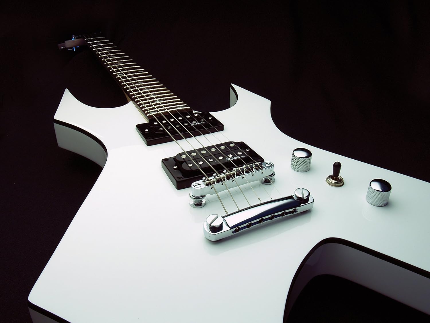 Bc Rich Warlock Revenge It features a distinct jagged shape and two