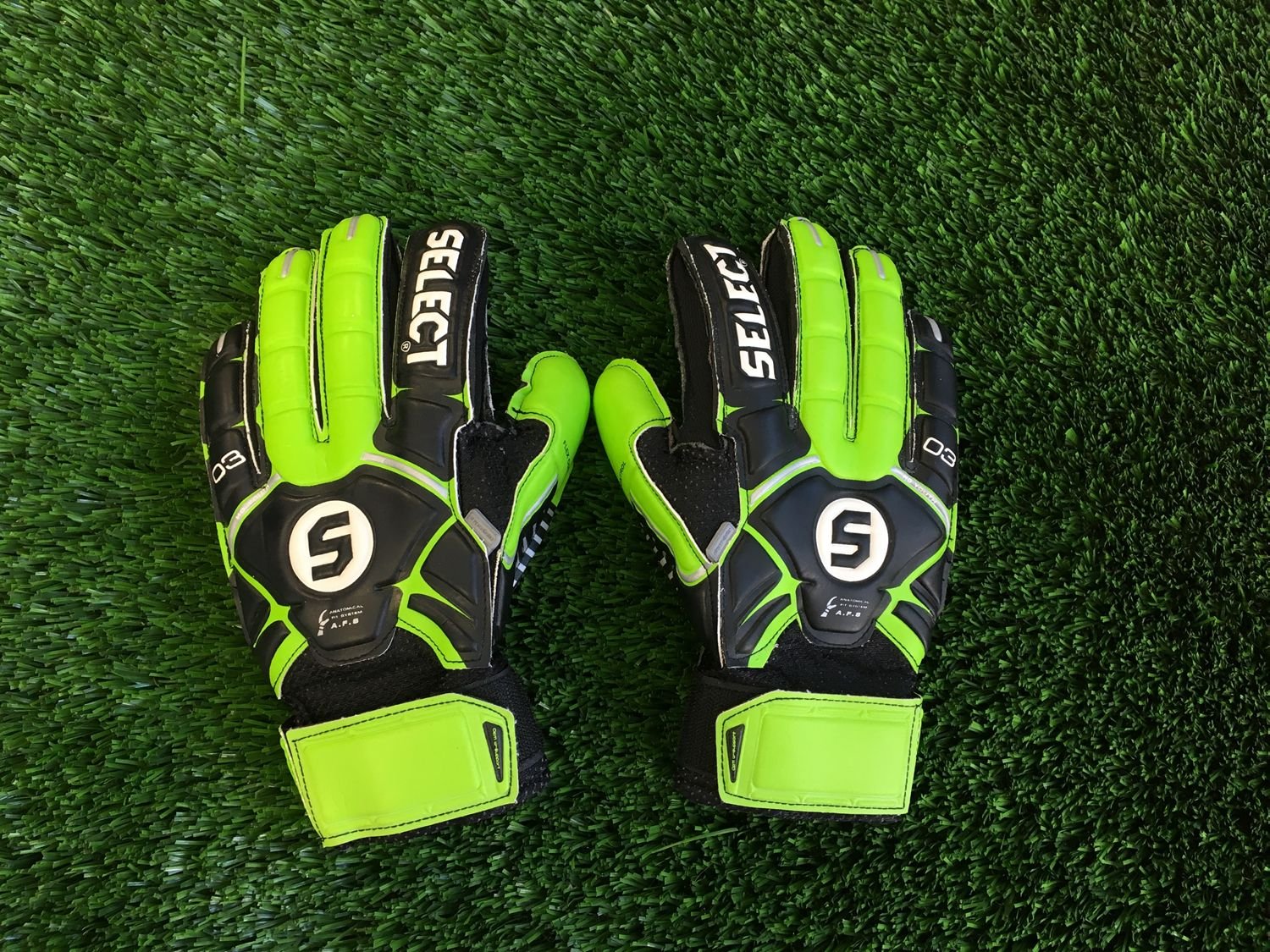 Select Sport America 3 Youth Hard Ground Goalkeeper Gloves Sports