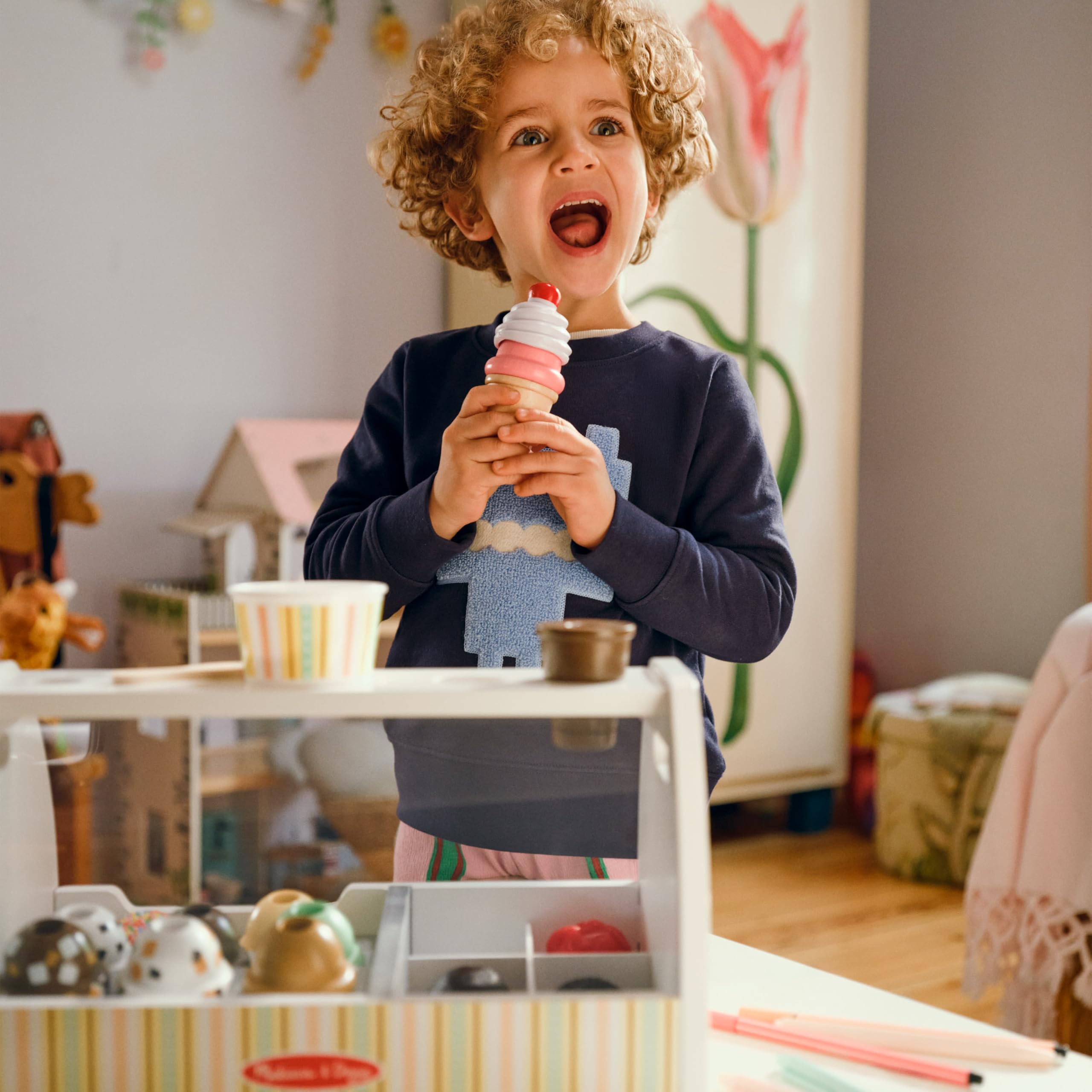 Melissa & Doug - Eisdiele aus Holz, 28-teilig, Für das Eisdielen-Rollenspiel mit 8 Sorten Eiscreme, Eistüten und Eisbecher, Spielgeld inklusive, Für Kinder ab 3 Jahren 4