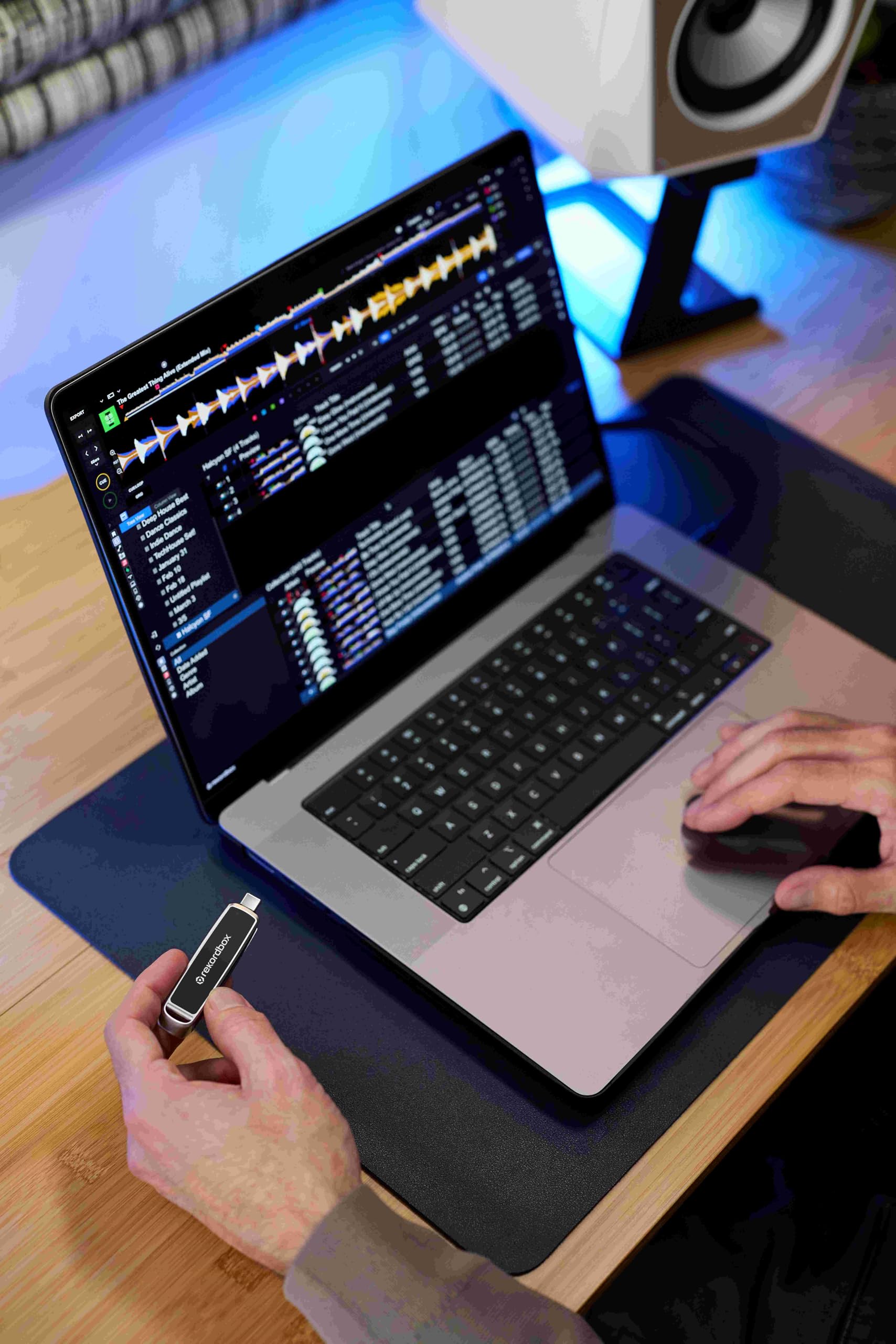 SanDisk 512GB DJ Flash Drive - Up to 1,000 MB/s Read Speed and 900 MB/s Write Speed, High-Performance, Dual Connector USB Type-C and USB Type-A Flash Drive - SDDDE1-512G-GR46