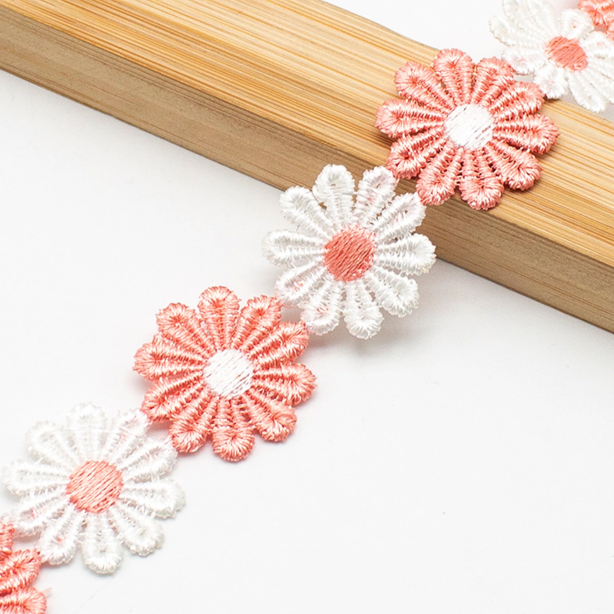 XCSJ 5 x 2.5cm Applique Sewing Edges Flower Embroidery Lace Ribbon Lace Fabric Daisy Polyester Flower Ribbon Appliques for Hair Band, Clothes (Light Pink)