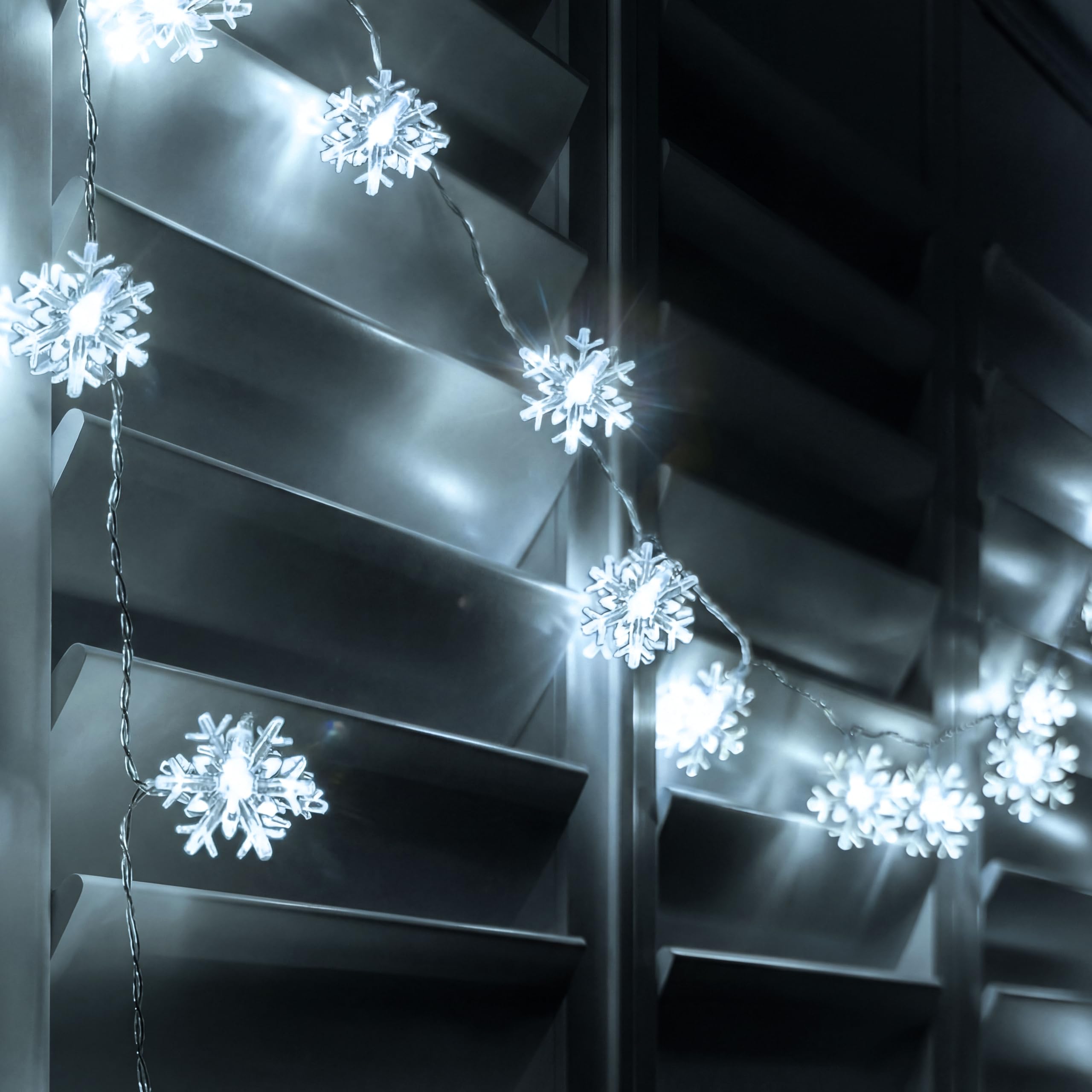 GloBrite Snowflake Lights with 40 LED - Window Christmas Lights with 2 Modes - Window Lights Decorations Fairy Lights for Bedroom - Battery String Lights Home Decor & Christmas Gifts