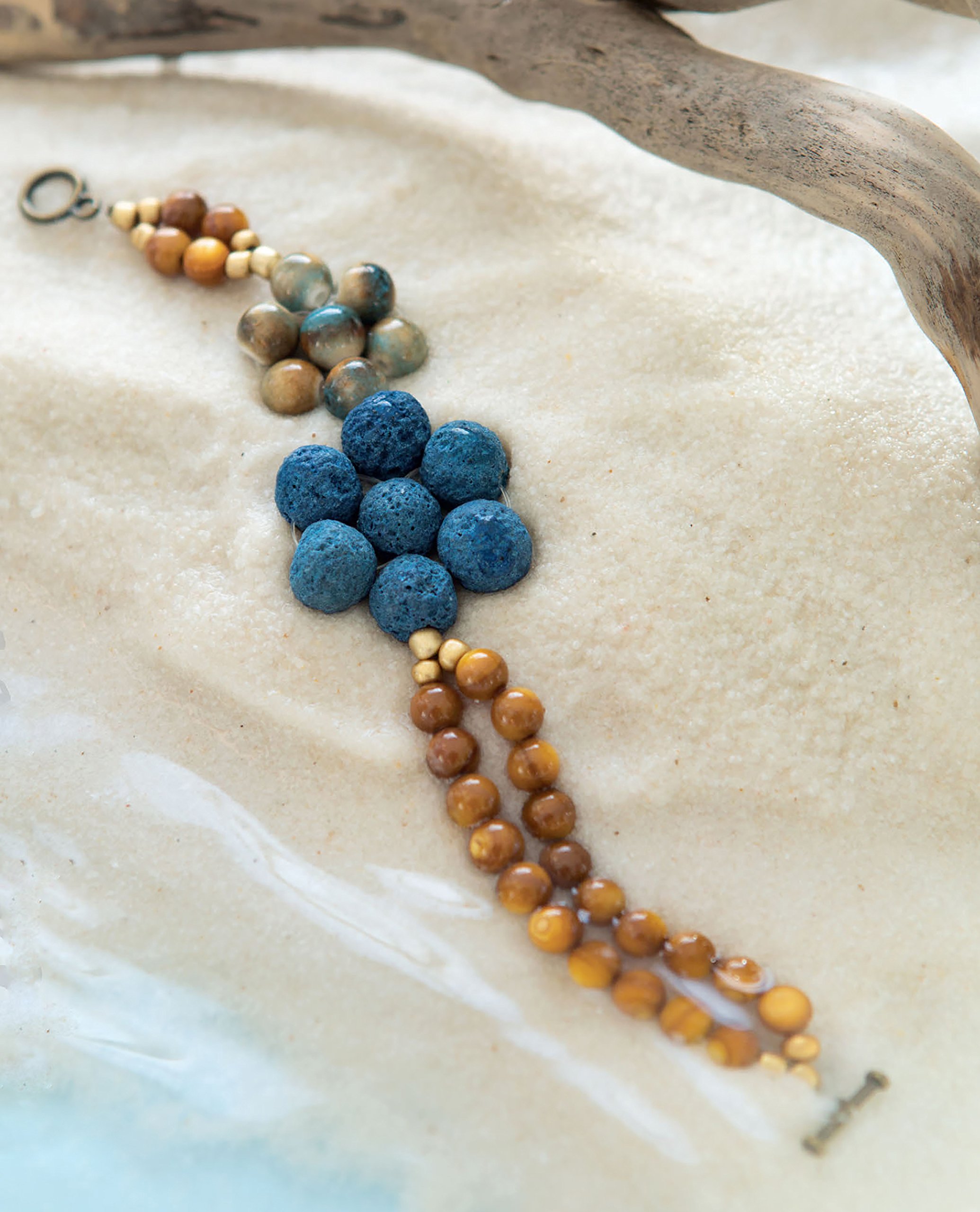 Aromatherapy Jewelry with Lava Beads: 15 Scent-sational Designs for Diffuser  Necklaces, Bracelets and Earings: Lori Wenger: 9781464772566: Amazon.com:  Books