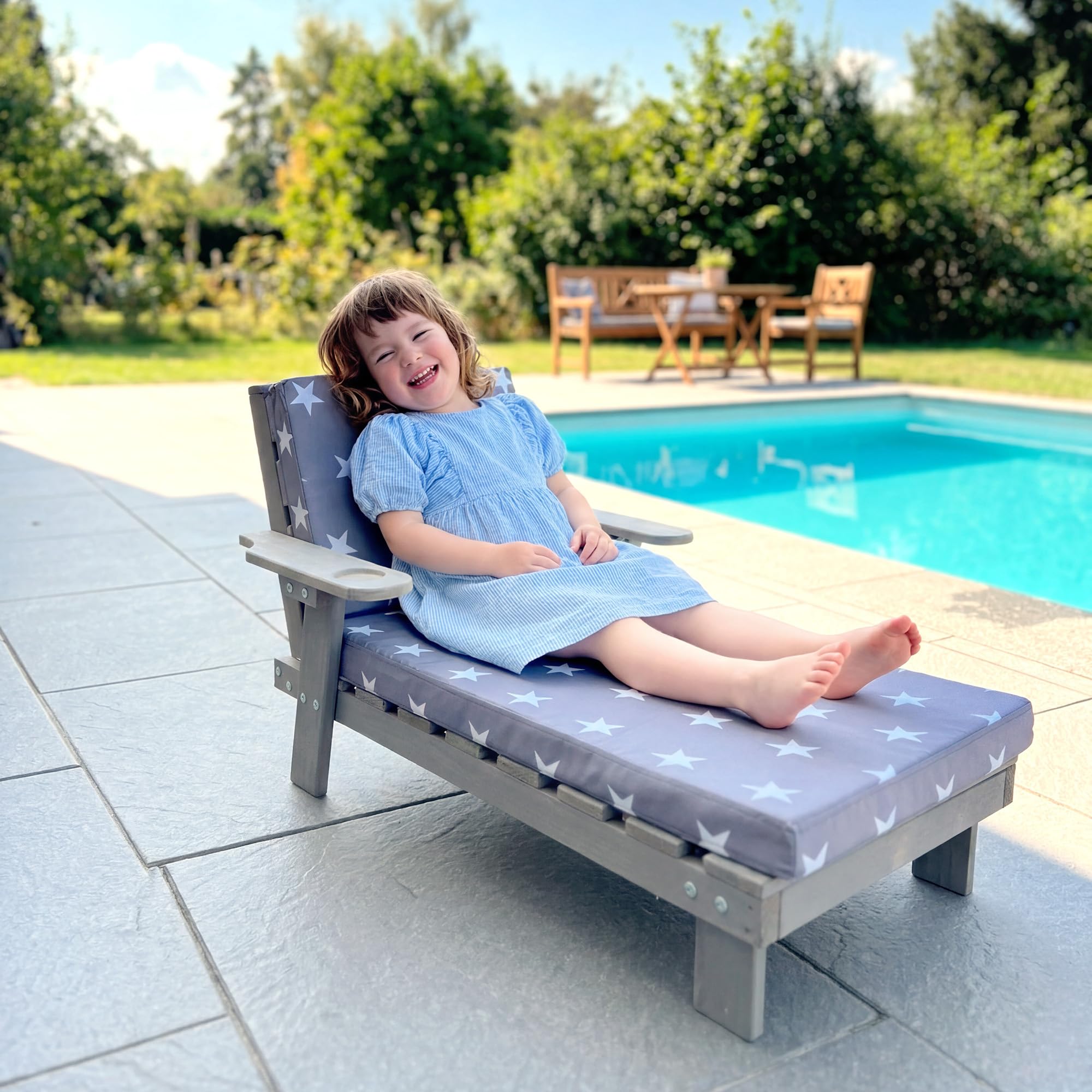 roba Gartenliege für Kinder - Sonnenliege aus Holz mit Getränkehalter - Geeignet für Kleinkinder ab 18 Monaten - Inklusive Polster im Little Stars Design - Wetterfest - Grau 9