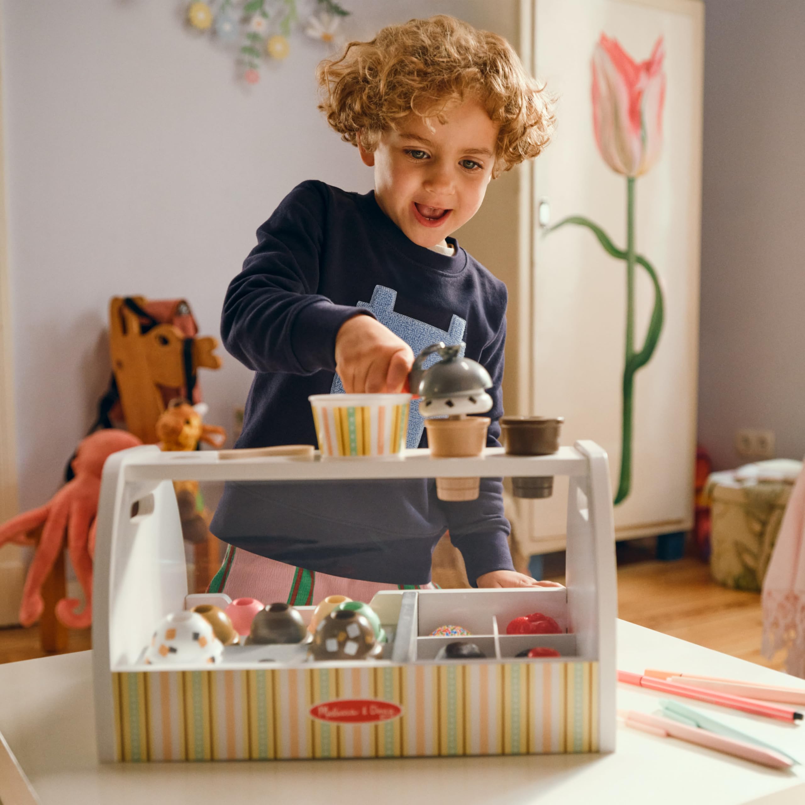 Melissa & Doug - Eisdiele aus Holz, 28-teilig, Für das Eisdielen-Rollenspiel mit 8 Sorten Eiscreme, Eistüten und Eisbecher, Spielgeld inklusive, Für Kinder ab 3 Jahren 3