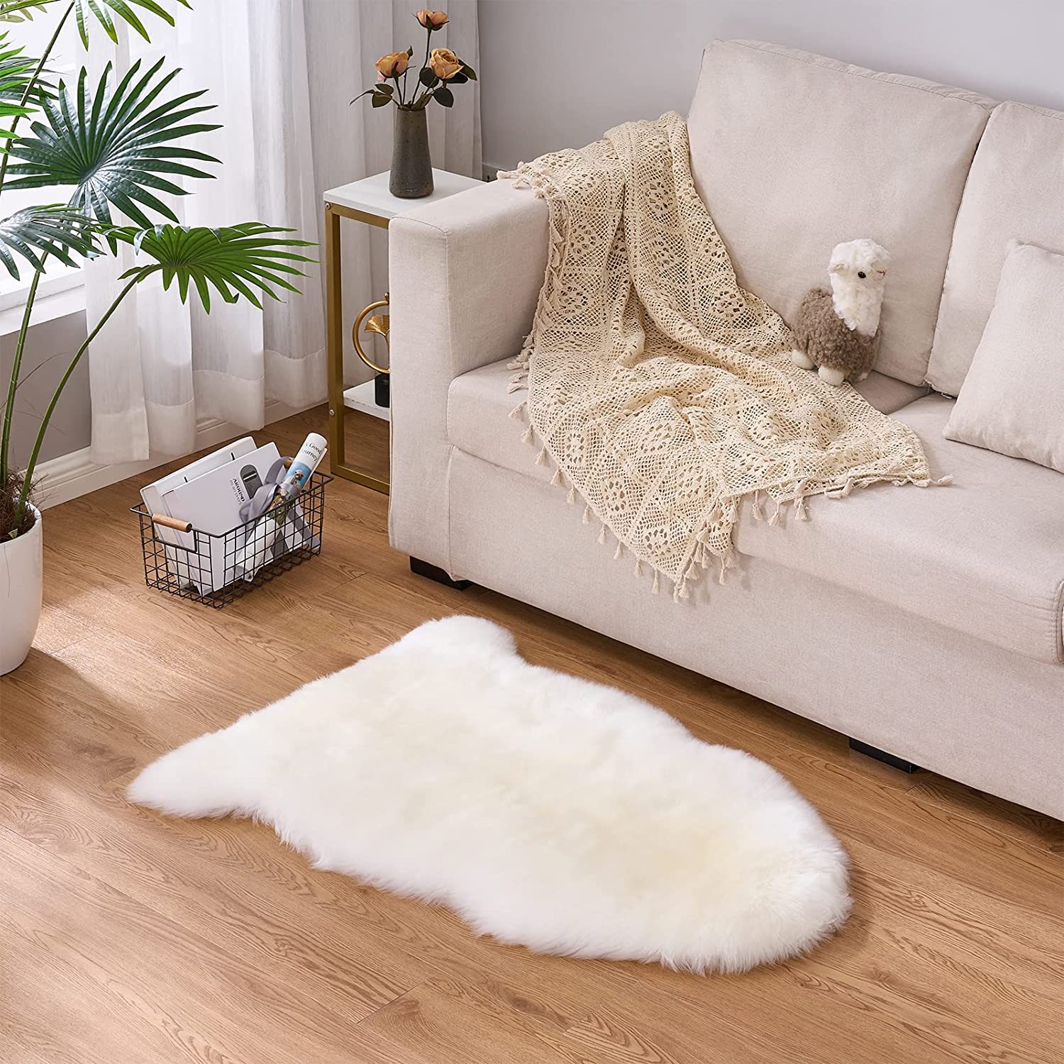 YIHAIC Faux Fur Sheepskin Style Rug,Faux Fleece Fluffy Area Rugs Seat Pad Anti-Skid Yoga Carpet for Living Room Bedroom Sofa Floor(White,50 x 80cm)
