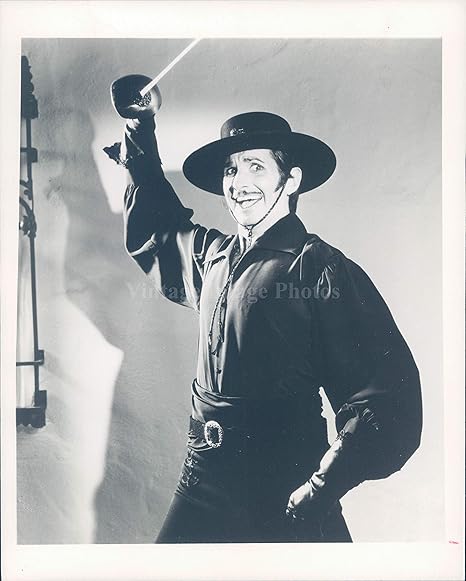 Amazon Co Jp ビンテージ写真 1985年 プレス写真 ジョージ ハミルトン セレブリティ 俳優 コメディ ゾロ ゲイ ブレード 映画 7x9 ホーム キッチン