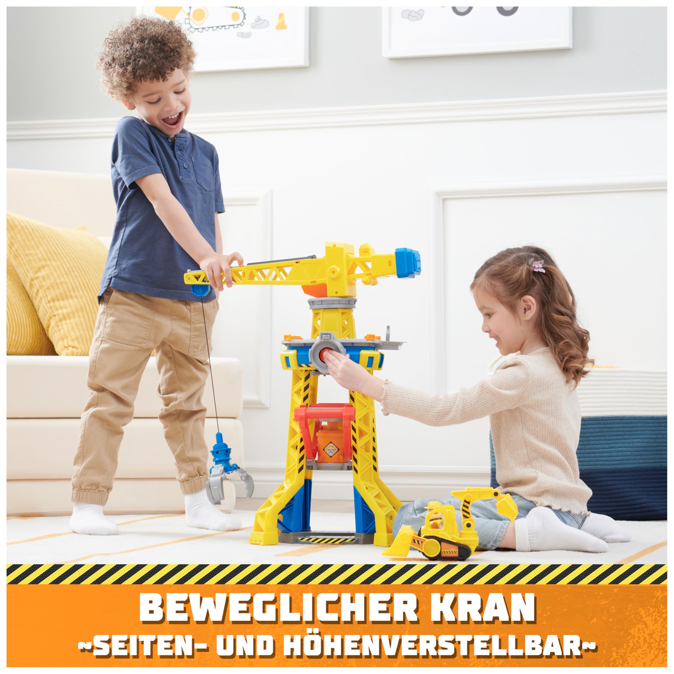 Rubble & Crew - Kran-Spielset Baupfoten Hof 68 cm, mit Rubble-Figur, Planierraupen-Fahrzeug und 340 g Build-it Kinetic Sand, Licht und Sound, ab 3 Jahren 4
