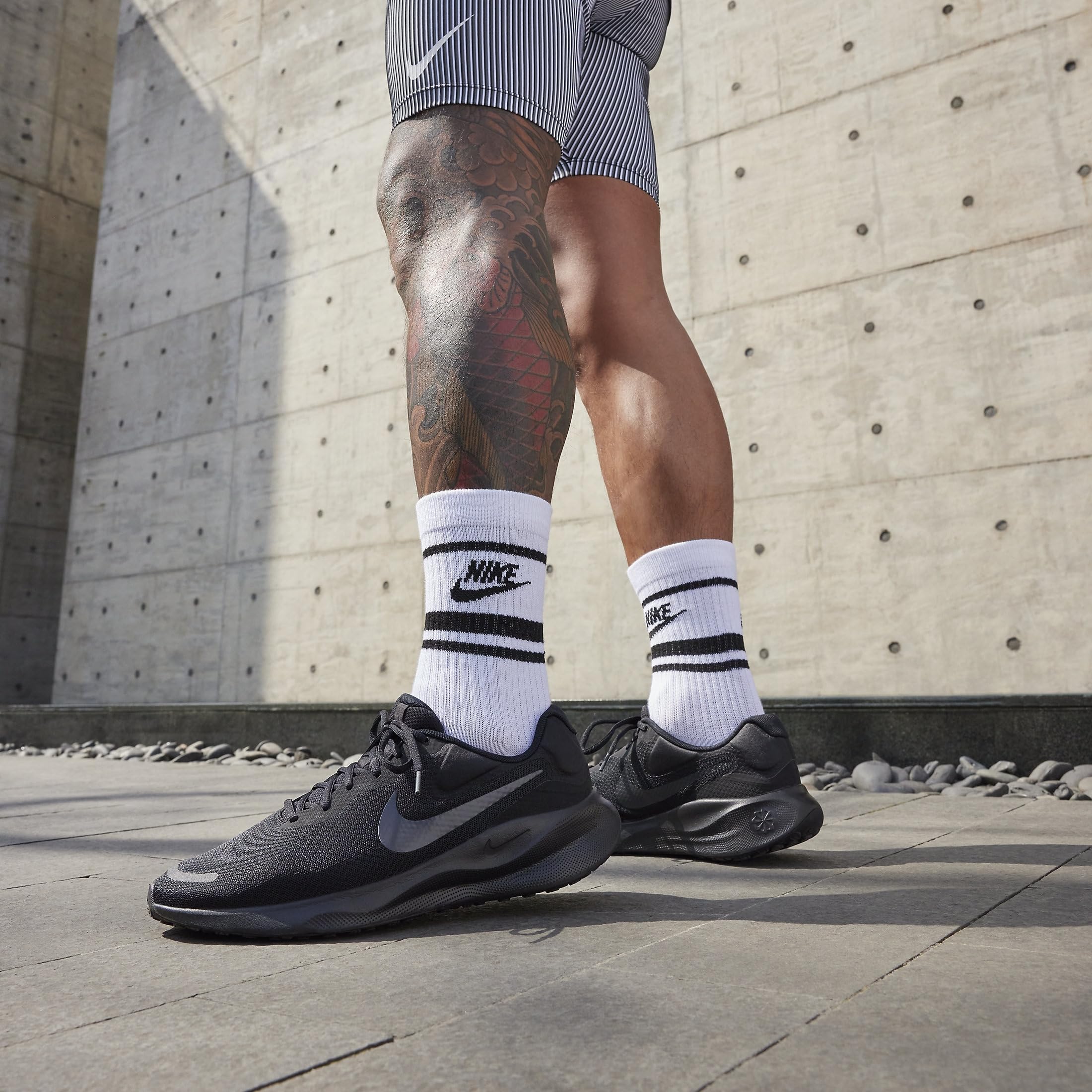 NIKE Men Revolution 7 Sneaker