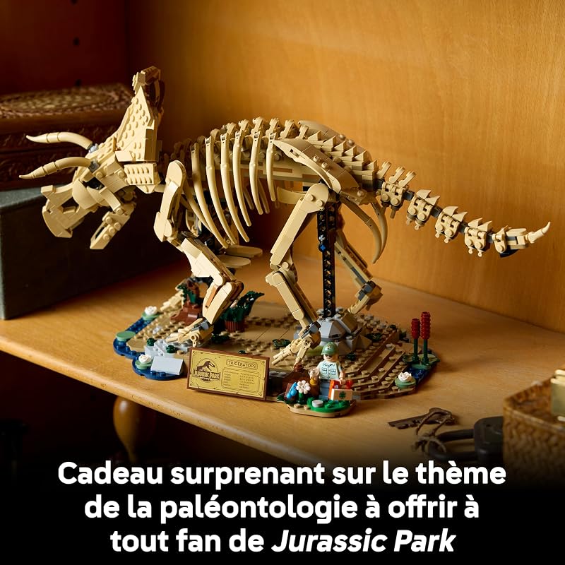 Jurassic World Les Fossiles de Dinosaure : Le Tricératops - Maquette pour Adulte - Minifigurine de Dr Gerry Harding - Décoration DIY pour Étagère - Cadeau pour Fan de Jurassic Park 77985