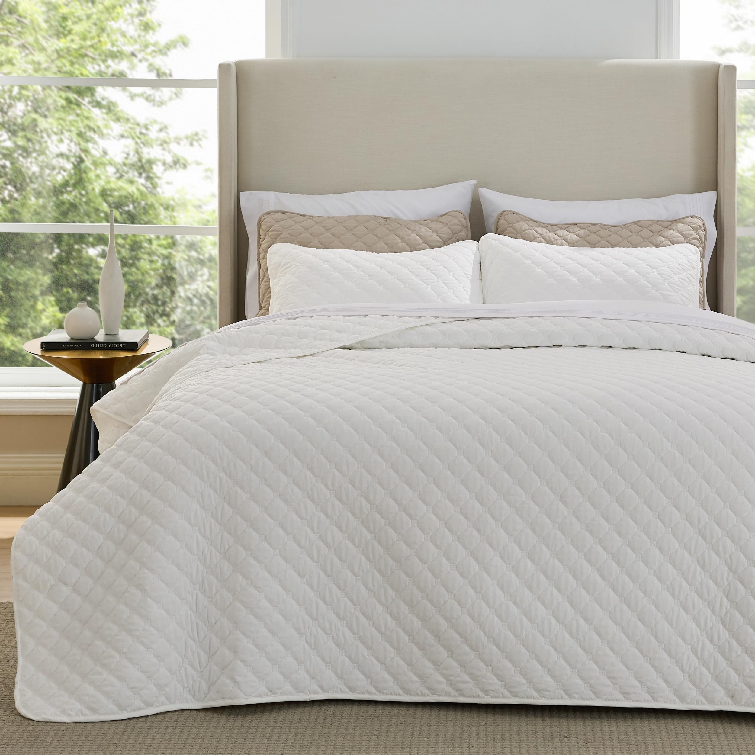 Bedsure Quilts Queen Size - Lightweight Bedspreads Queen Size with Classic Honeycomb Quilting, Soft Quilt Bedding Set, White Comforter Set Coverlet for All Seasons with 2 Pillow Shams (90" x 96") Image