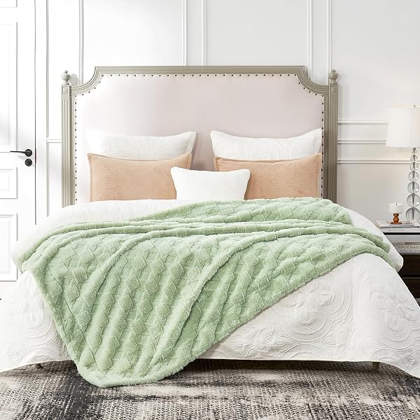 COZY BLISS FAUX FUR TEXTURED THROW BLANKET FOR BED SUPER SOFT FUZZY CHECKERED COUCH BLANKET GIFT FOR WOMEN PREMIUM 3D JACQUARD ALL SEASON USE SAGE GREEN GEOM 60″*80″