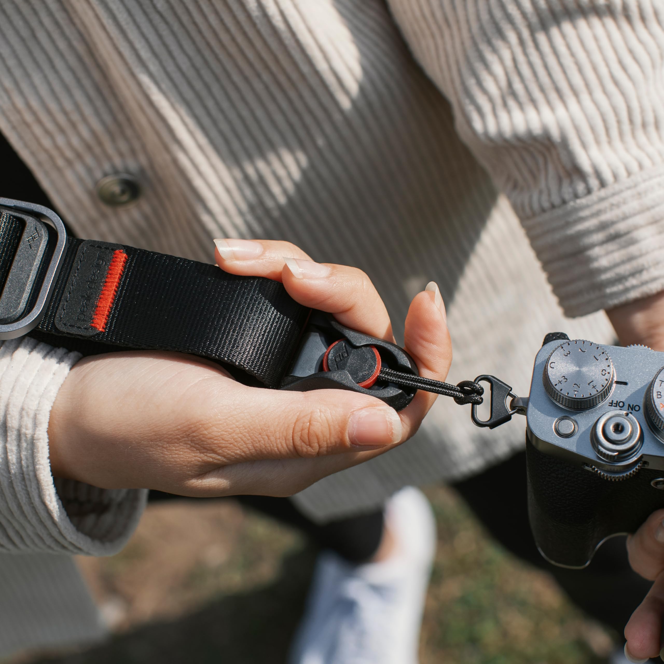 Peak Design Slide Lite Camera Strap, Black, Configurable as a Sling, Neck or Shoulder Strap, Quick Release and Connection, Smooth and Grippy Side, Camera Straps for Photographers, 200 lb Capacity