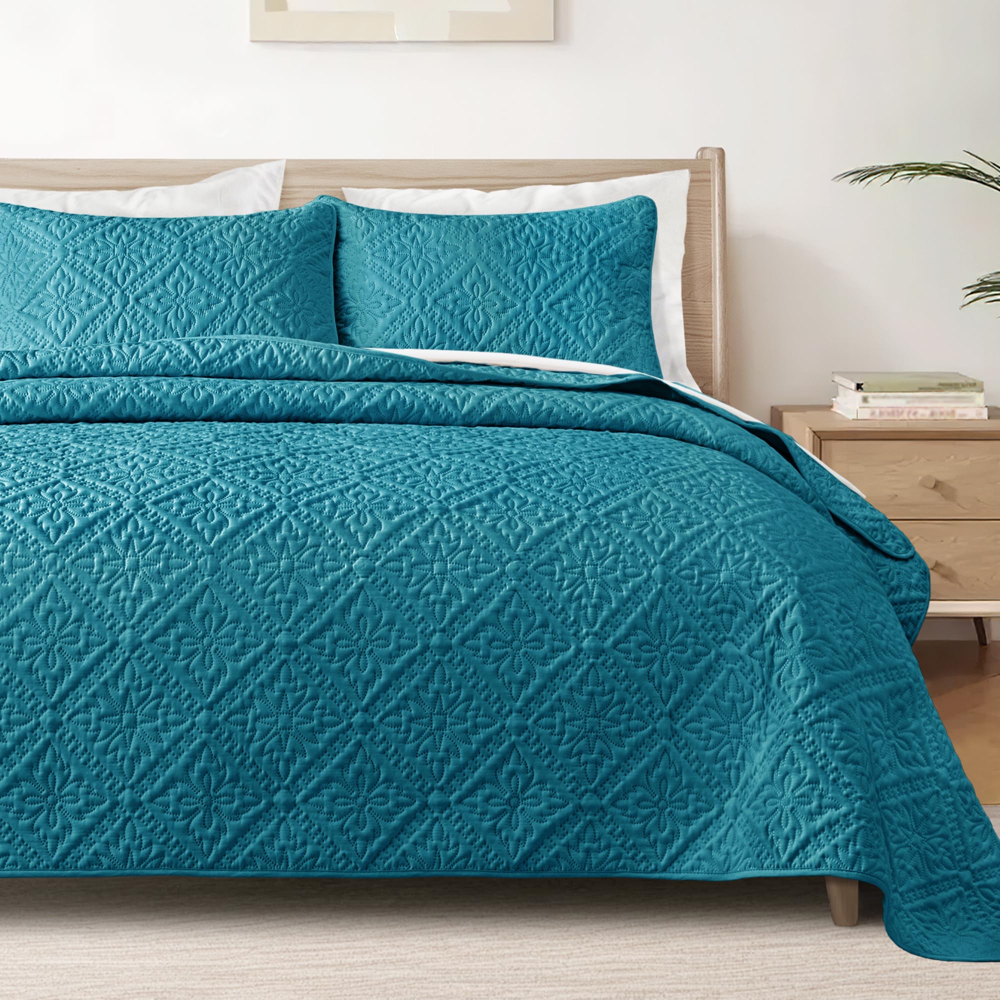Photo 1 of Exclusivo Mezcla Twin Quilt Bedding Set, Lightweight Soft Bedspreads Coverlets with 1 Pillow Sham, Modern Teal Quilts Twin XL Size for All Seasons
