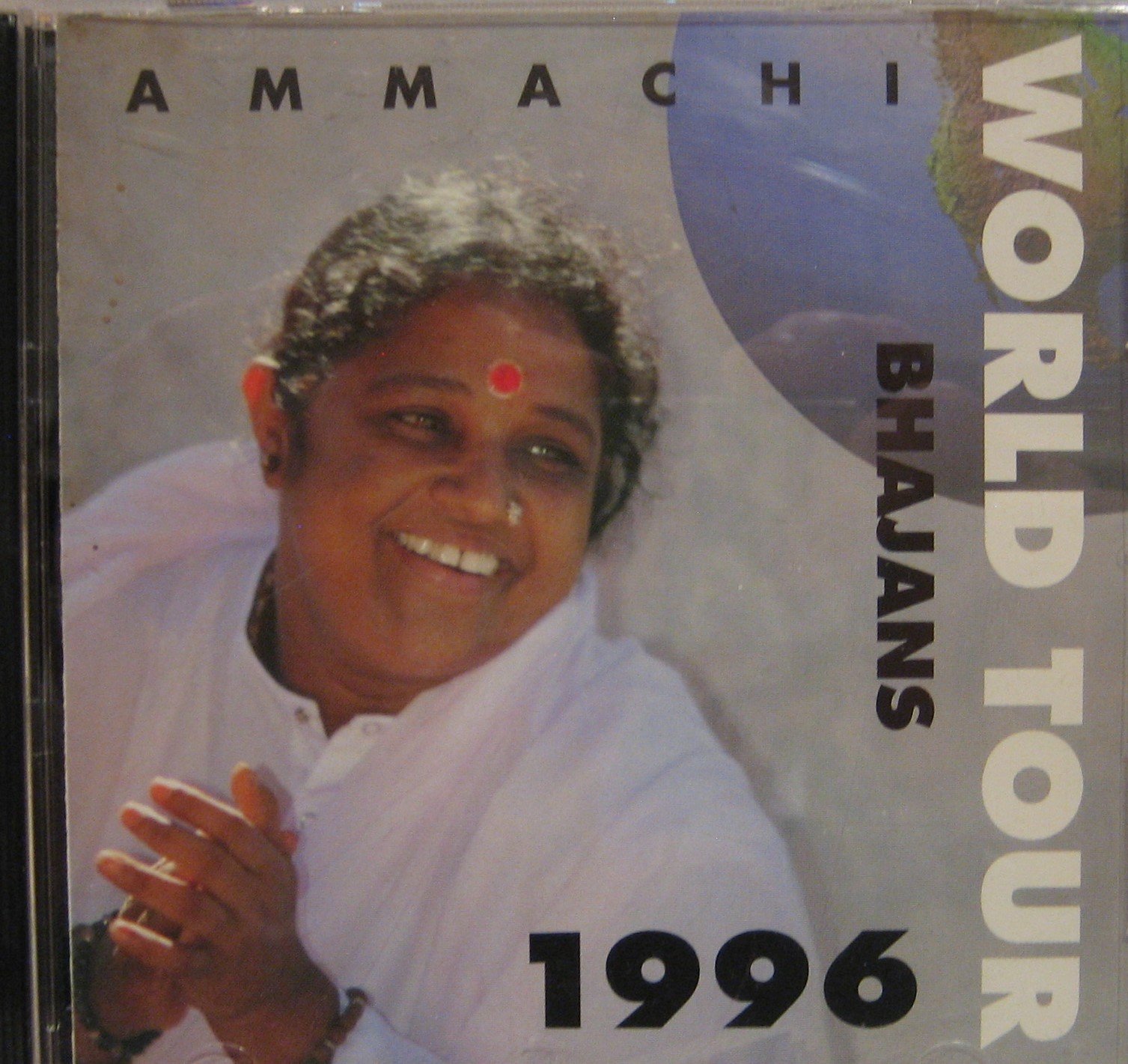 Ammachi Bhajans World Tour 1996 Tracks Pasan Kusadhara Ambadi Kanna Singarakkavatiyi Gopi Gopala Jaya Jagadambe Om Namah Shivaya Maheshwari Raja Sun Le Pukar 1996 Music Cd Ammachi Mata Amritanadamayi Amazon Com Books