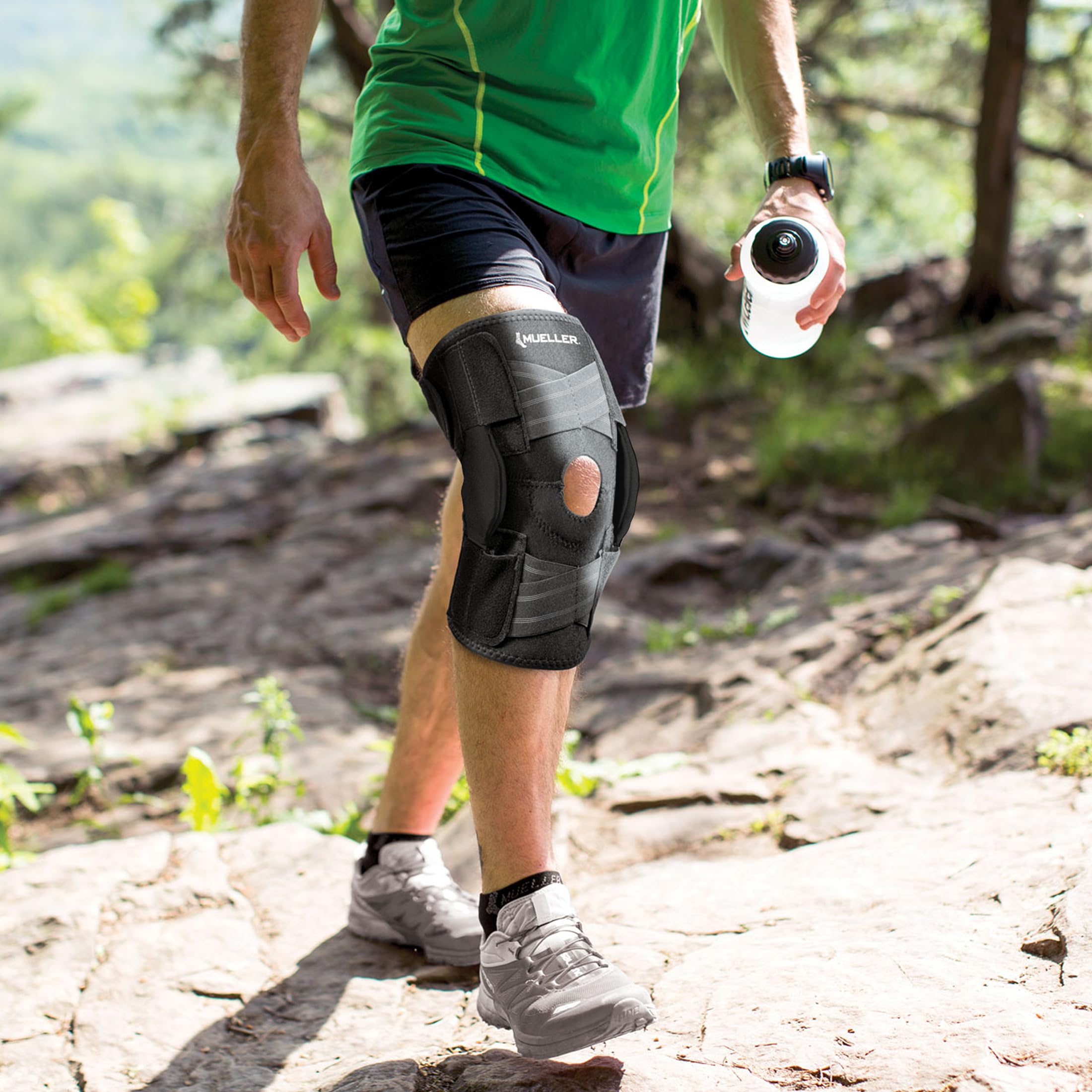 MUELLER Sports Medicine Self Adjusting Hinged Knee Brace for Men and Women, Knee Stabilizer for Compression and Pain Relief Support, Ideal for Arthritis, Sprains, Black, One Size