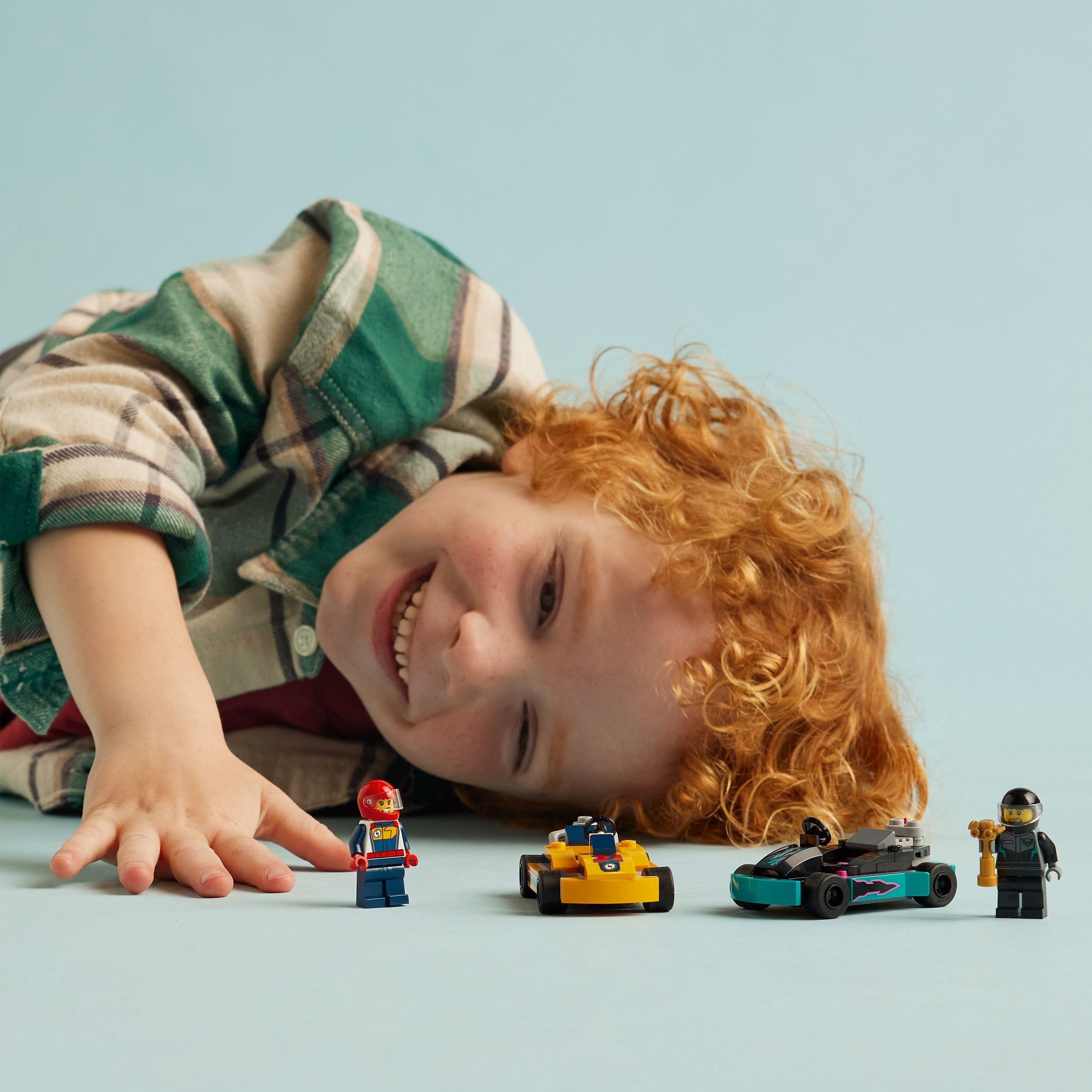 LEGO City Go-Karts mit Rennfahrern, Set mit 2 Rennfahrer-Minifiguren und Rennautos, Auto-Spielzeug ab 5 Jahren für Jungs und Mädchen, lustiges Geschenk für Kinder 60400 5