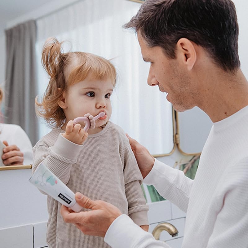 , Pasta de Dentes para Bebés e Crianças 1000ppm de Flúor, do 1º Dente aos 6 Anos, Sem Glúten, Previne Cáries e Cuida das Gengivas, com Xilitol e Água do Mar, Pasta de Dentes com Sabor a Morango, 50 ml