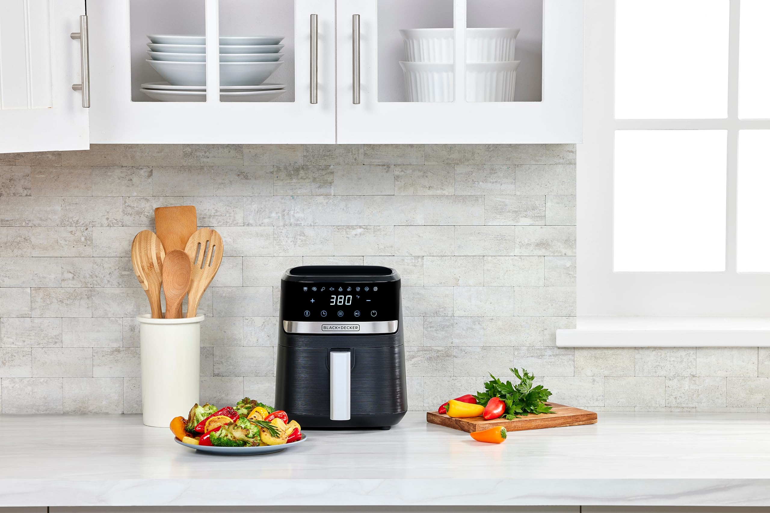 Freidora de aire BLACK+DECKER Purifry de 2 cuartos de galón, sabor crujiente y frito sin grasa, además de hornear, deshidratar y mantener los alimentos calientes, pantalla táctil digital y apagado automático