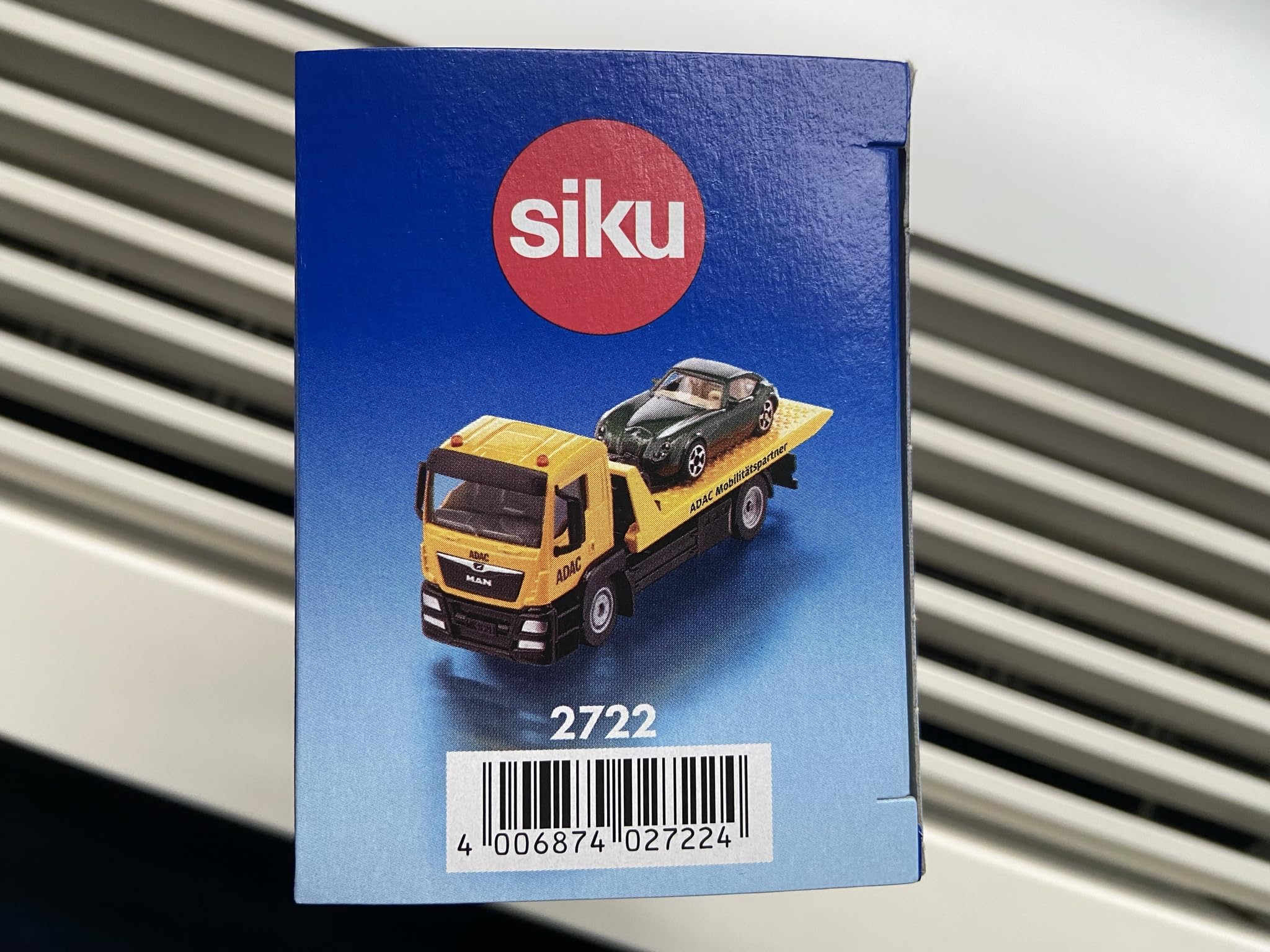 Siku 2722, MAN Abschleppwagen ADAC, Inkl. Abzuschleppendem Spielzeugauto, 1:55, Metall/Kunststoff, Gelb, Originalgetreue Funktionen, Ausziehbare Seilwinde, Kipp- und absenkbare Transportplattform 6