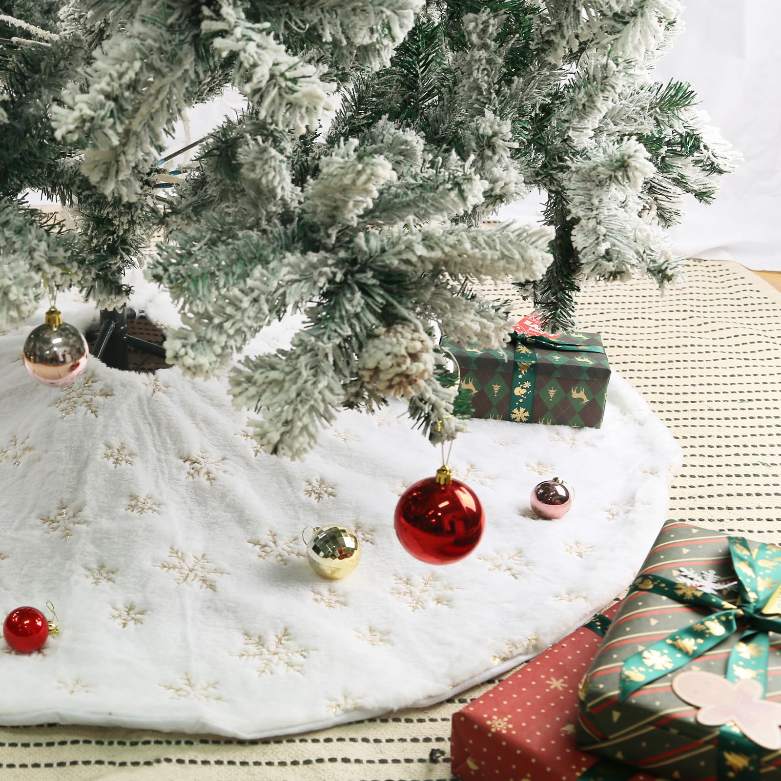 IHCEMIH Christmas Tree Skirt Large White Xmas Tree Skirts Luxury Gold Snowflake Sequin Faux Fur Plush Tree Base Cover Mat Xmas Tree Bottom Rug Covers Holiday Party Home Festival Decorations 48 Inches