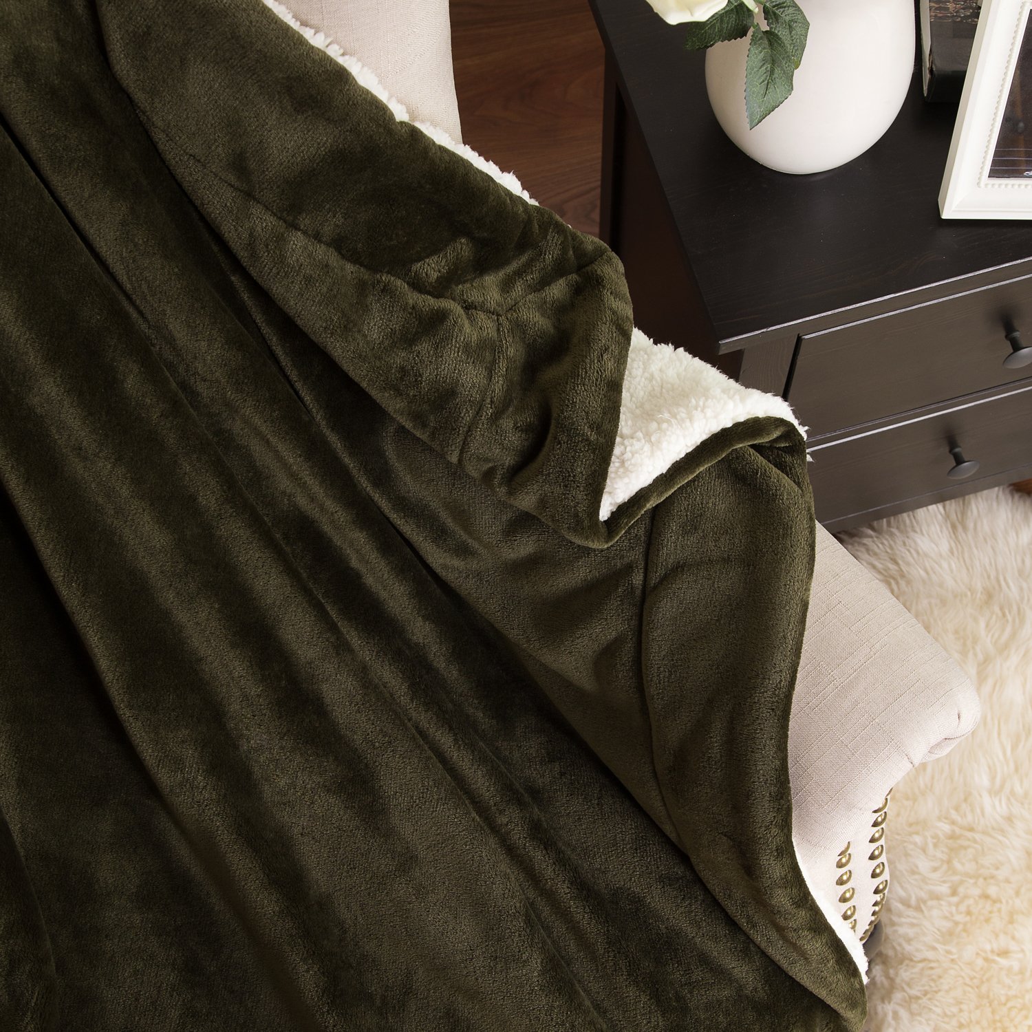 Flauschige Decke Olivgrün 150x200cm Kuscheldecke mit super weiche Lammfell, Zweiseitige flauschige Sofadecke, Leichte Mikrofaser Fleece Decke Überwurf für Sofa und Couch von Bedsure