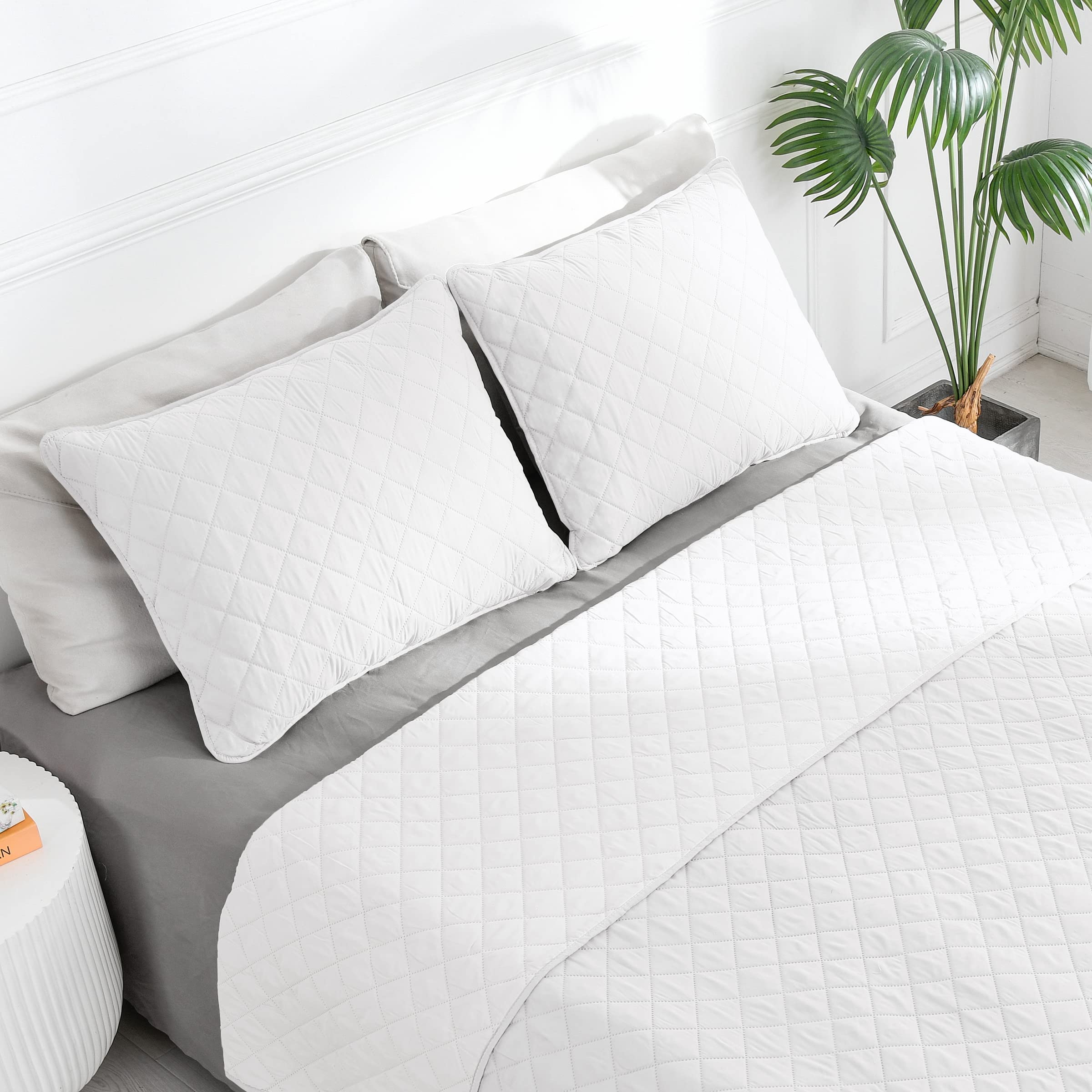 Condition photo showing New/Like New for easy-going king size reversible quilt set with 1 quilt and 2 pillow shams, soft bed quilt cover, wat