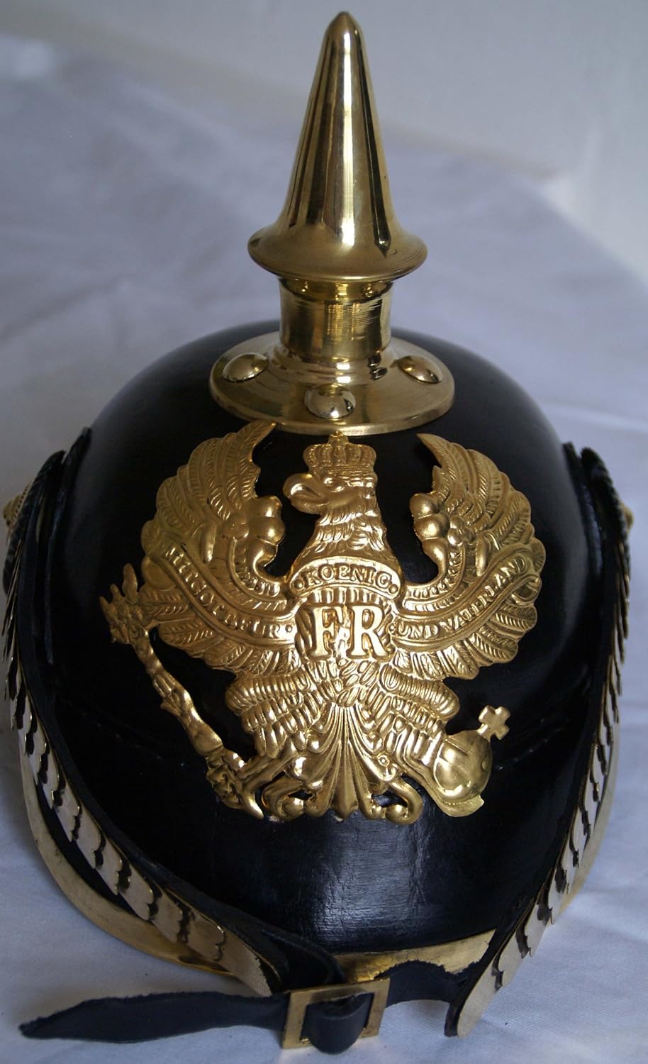 Eisenstolz Preussische Offiziers Pickelhaube Mit Goldener Schuppenkette Uber Dem Kinnriemen Amazon De Bekleidung