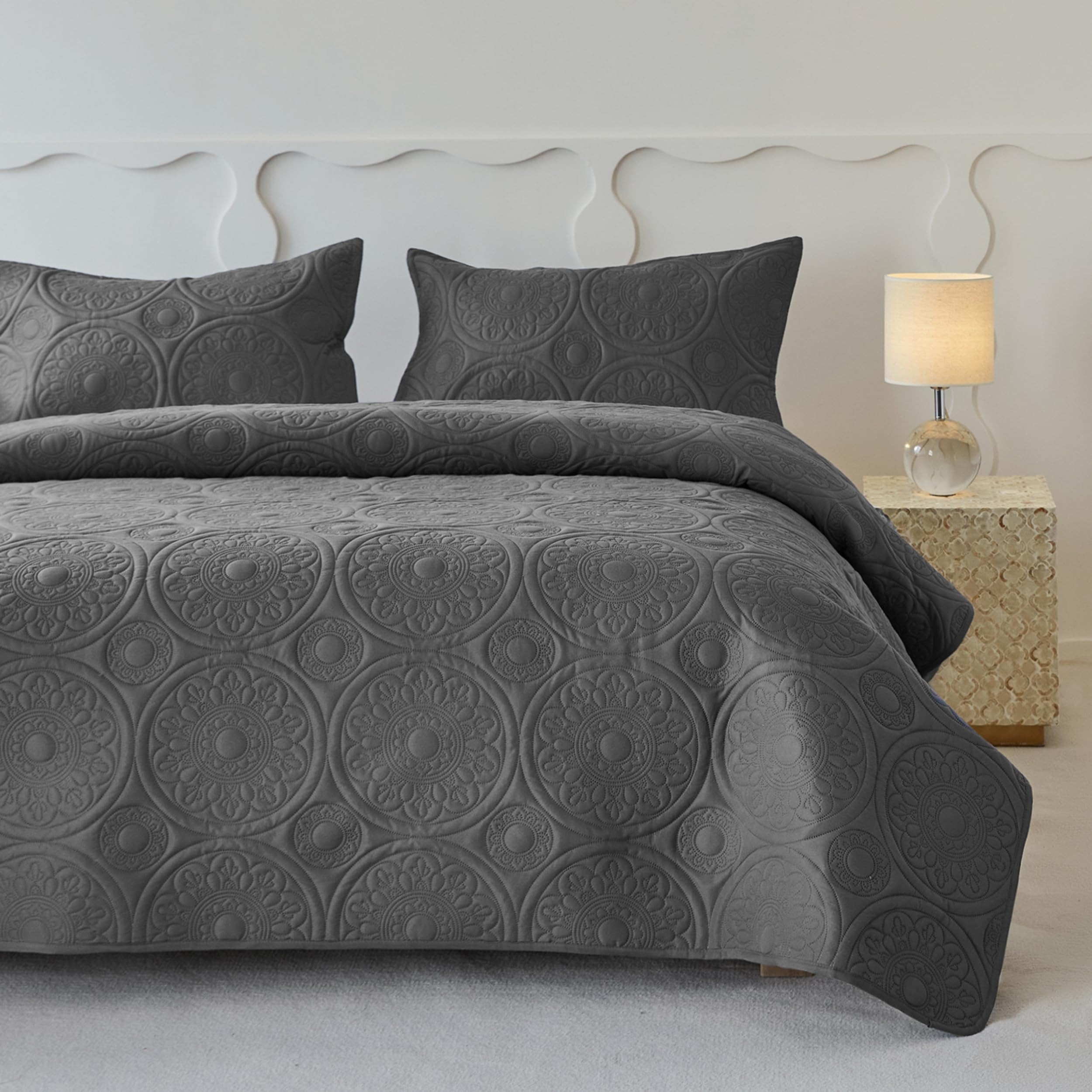 Simple&Opulence Quilted Bedspreads King Size-3 Pcs Soft Reversible Microfiber Bed Spread Coverlet,Floral Embossed Bed Throw Set with 2 Pillowcases for Bedroom Decor,240x260cm,Dark Grey