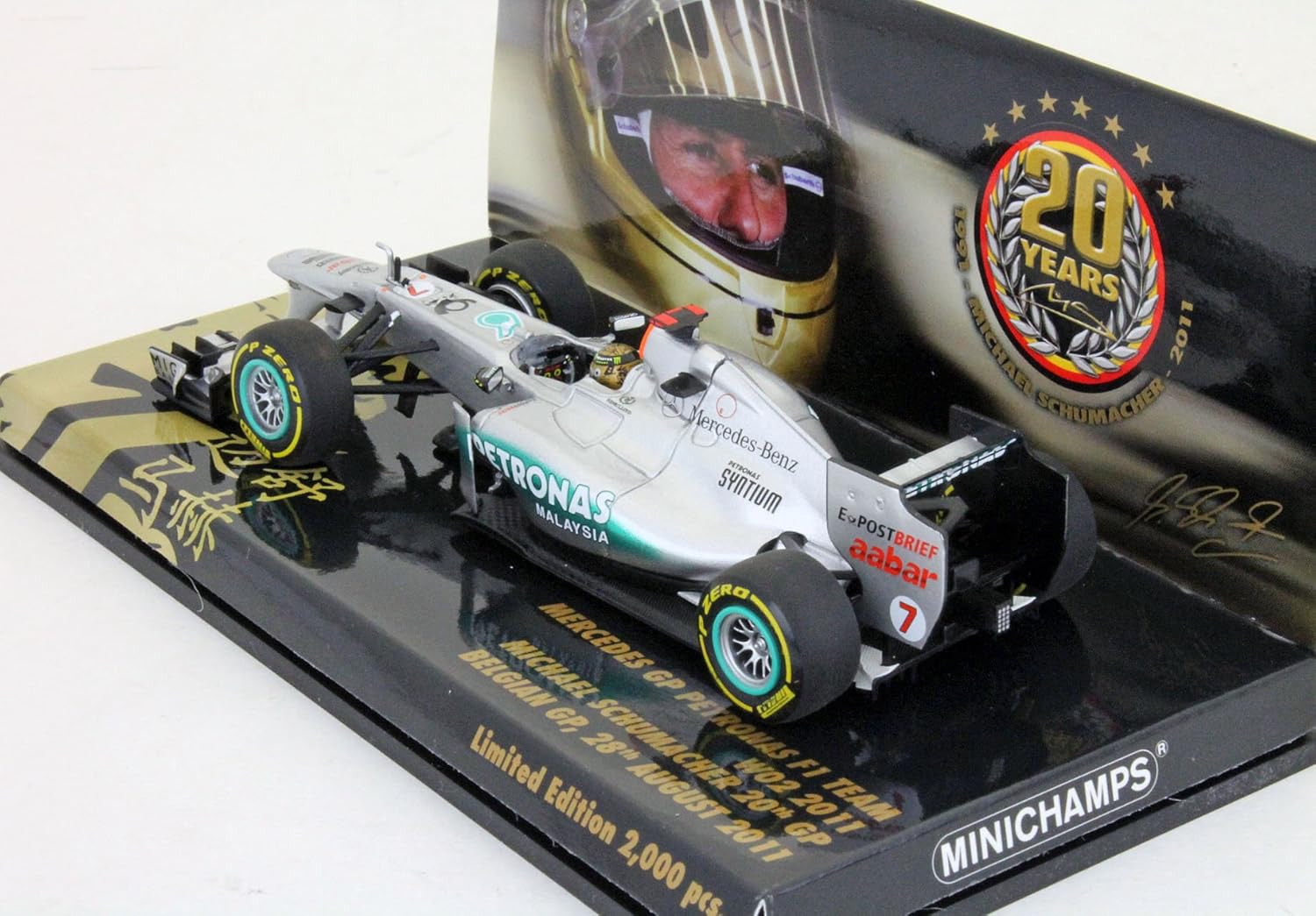 Michael Schumacher Mercedes Gp Petronas Spa 11 With Gold Helmet High Cover Michael Schumacher 00 Pcs Limited Silver Grosse 1 43 Amazon De Sport Freizeit