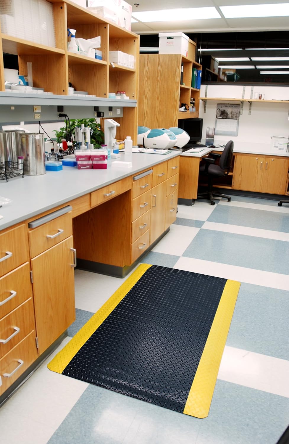 Wearwell 415.916x3x5BYL SpongeCote Diamond-Plate Anti-Fatigue Mat, Heavy Duty, 91 cm x 152 cm, Black/Yellow - Image 4